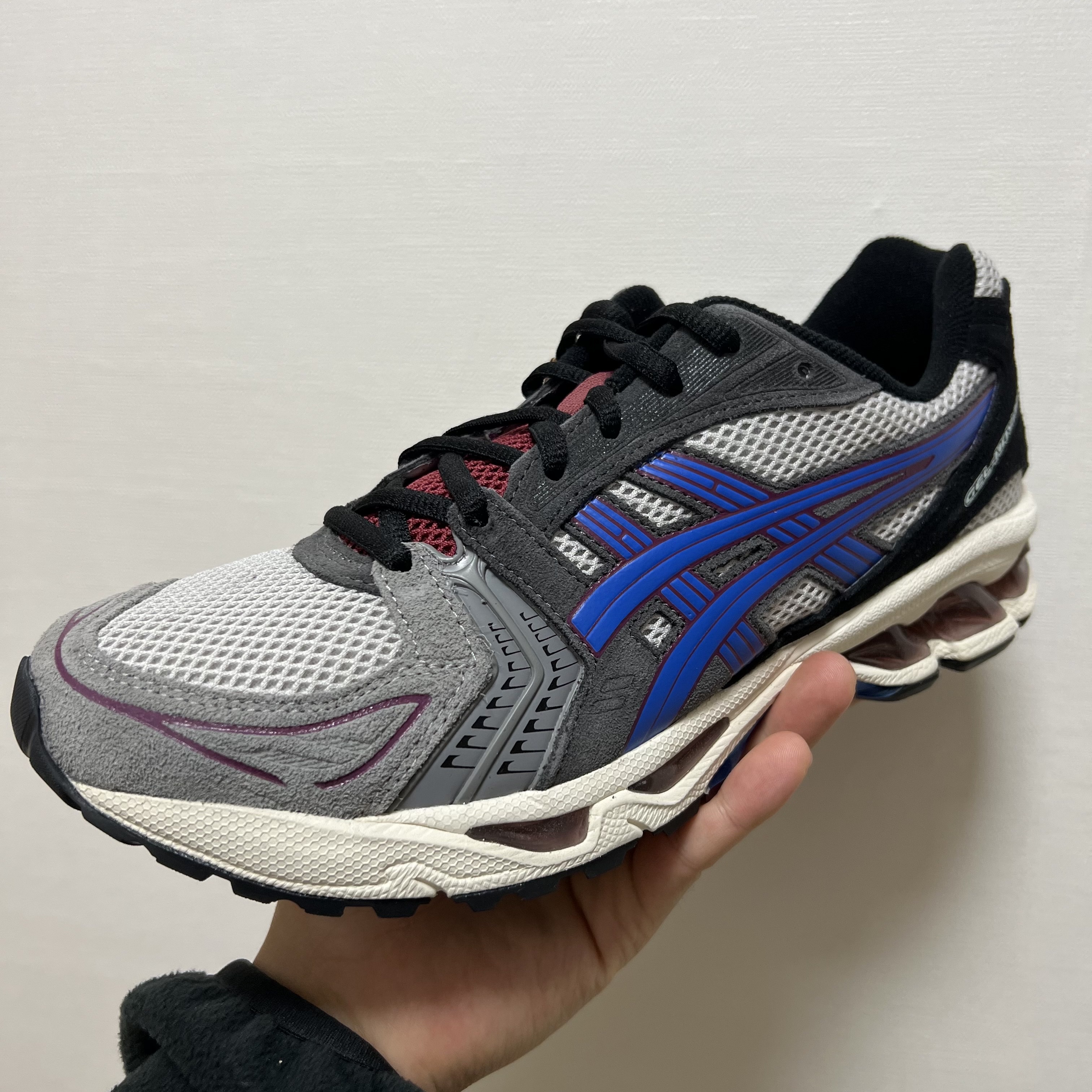 Asics Gel-Kayano 14 Oyster Grey Illusion Blue 착용 스타일