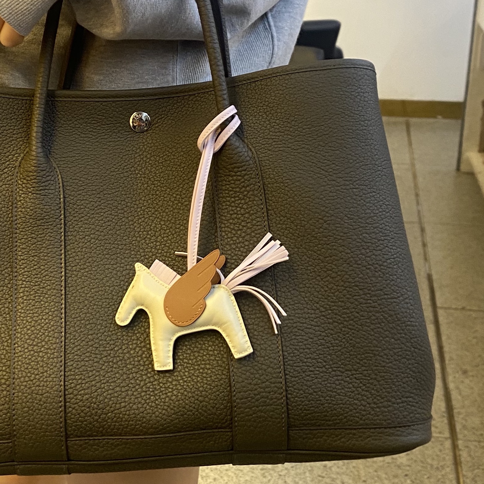 Hermes Rodeo Pegase PM Charm Milo Swift & Craie Gold Mauve Sylvestre 착용 스타일