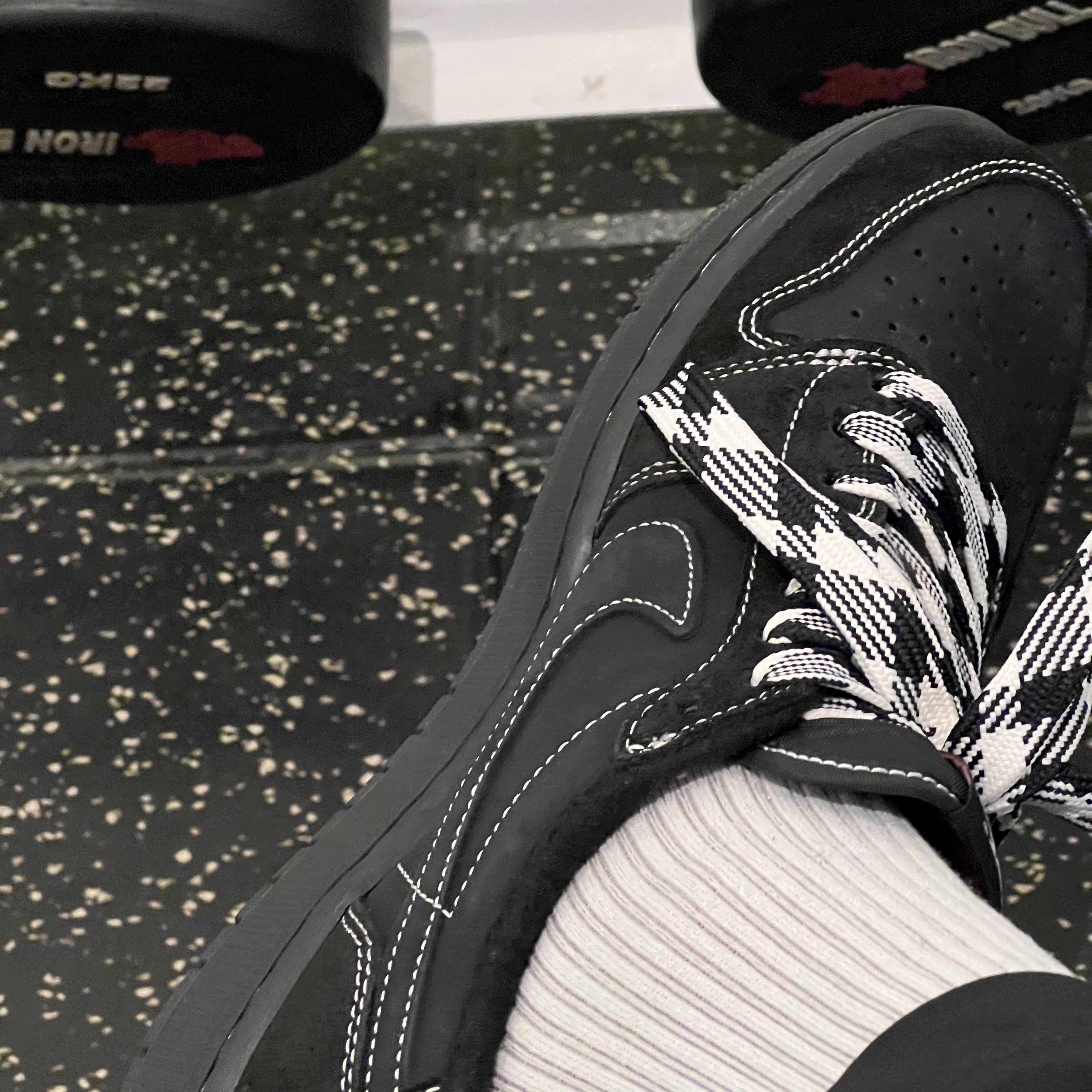 Jordan 1 x Travis Scott Retro Low OG SP Black Phantom 착용 스타일