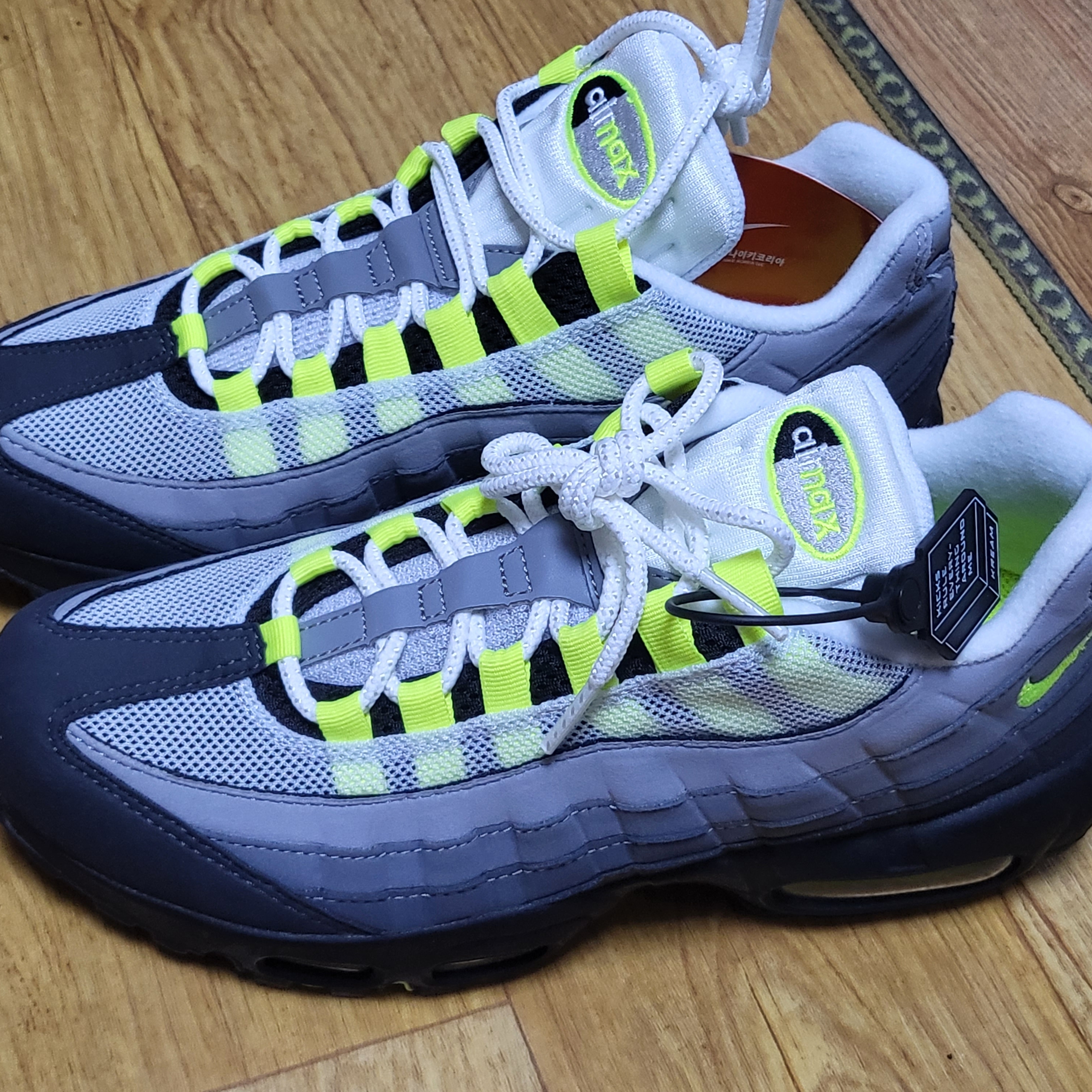 Nike Air Max 95 OG Neon Yellow 2020 착용 스타일 - 1