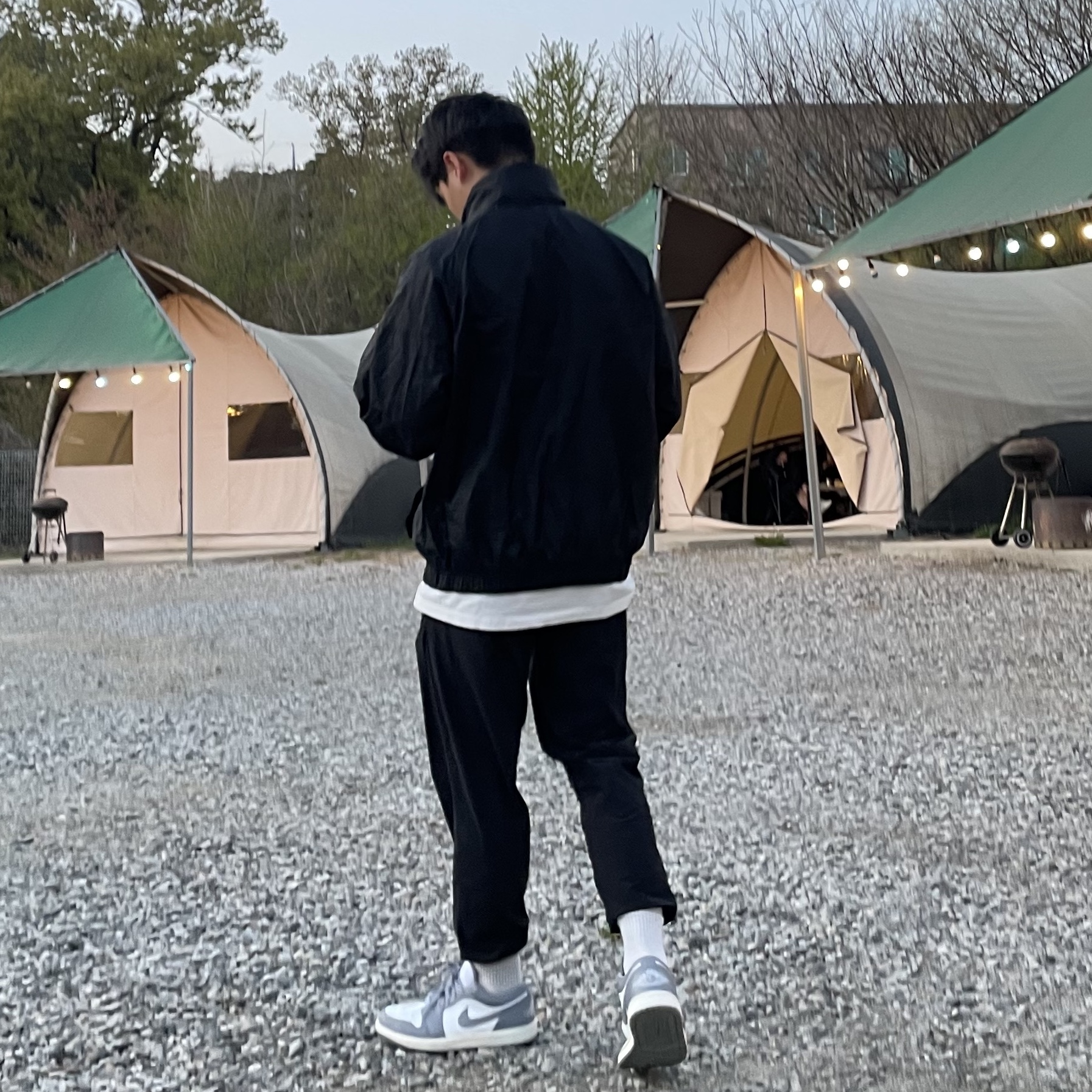 Jordan 1 Low Stealth and White 착용 스타일