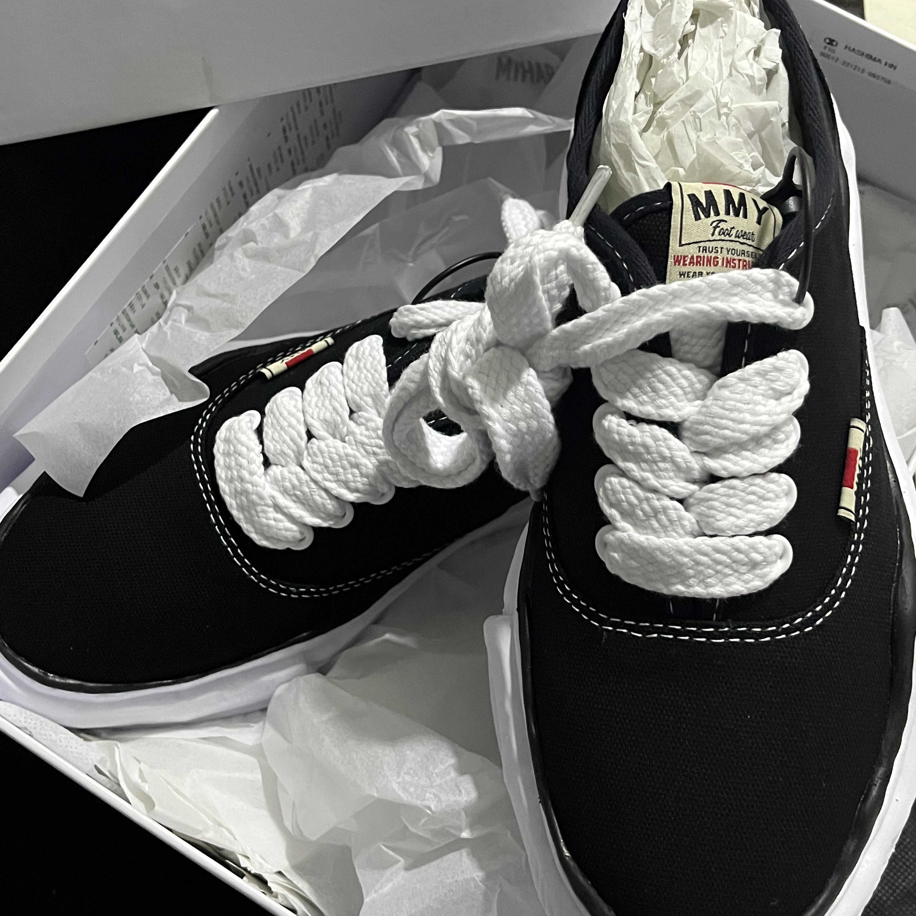 Maison Mihara Yasuhiro Baker OG Sole Canvas Low Cut Sneakers Black 착용 스타일 - 2
