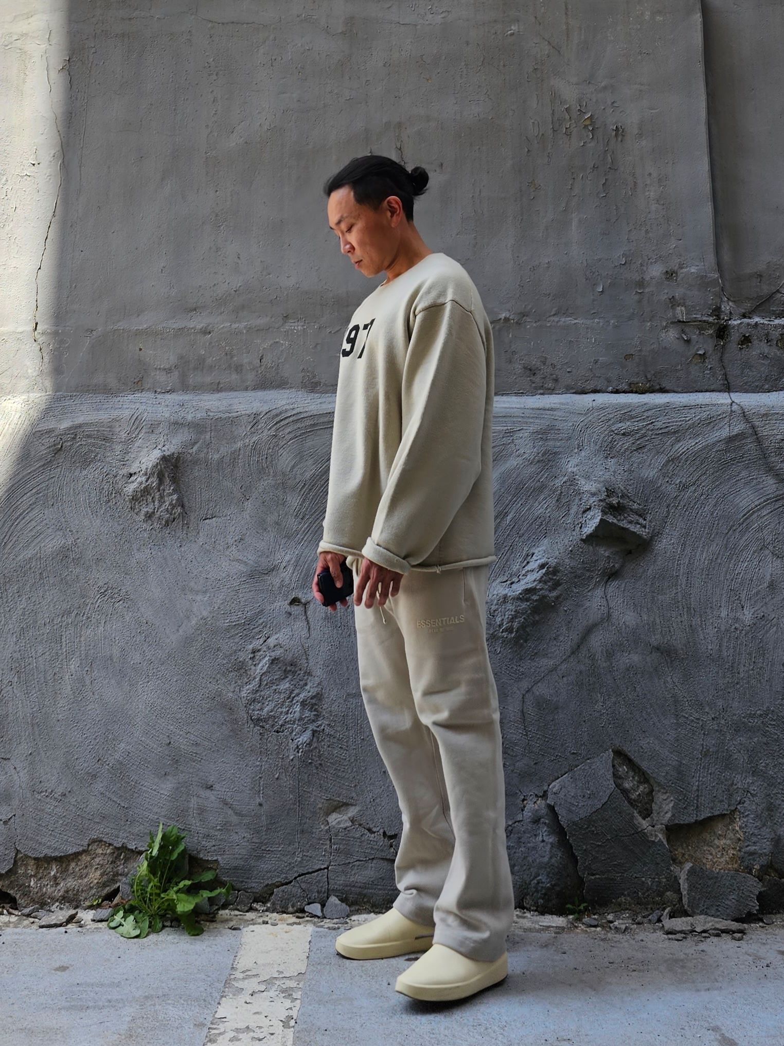 Essentials 1977 Raw Edge Sweater Wheat - 22SS, Essentials Relaxed Sweatpants Wheat - 22SS 착용 스타일