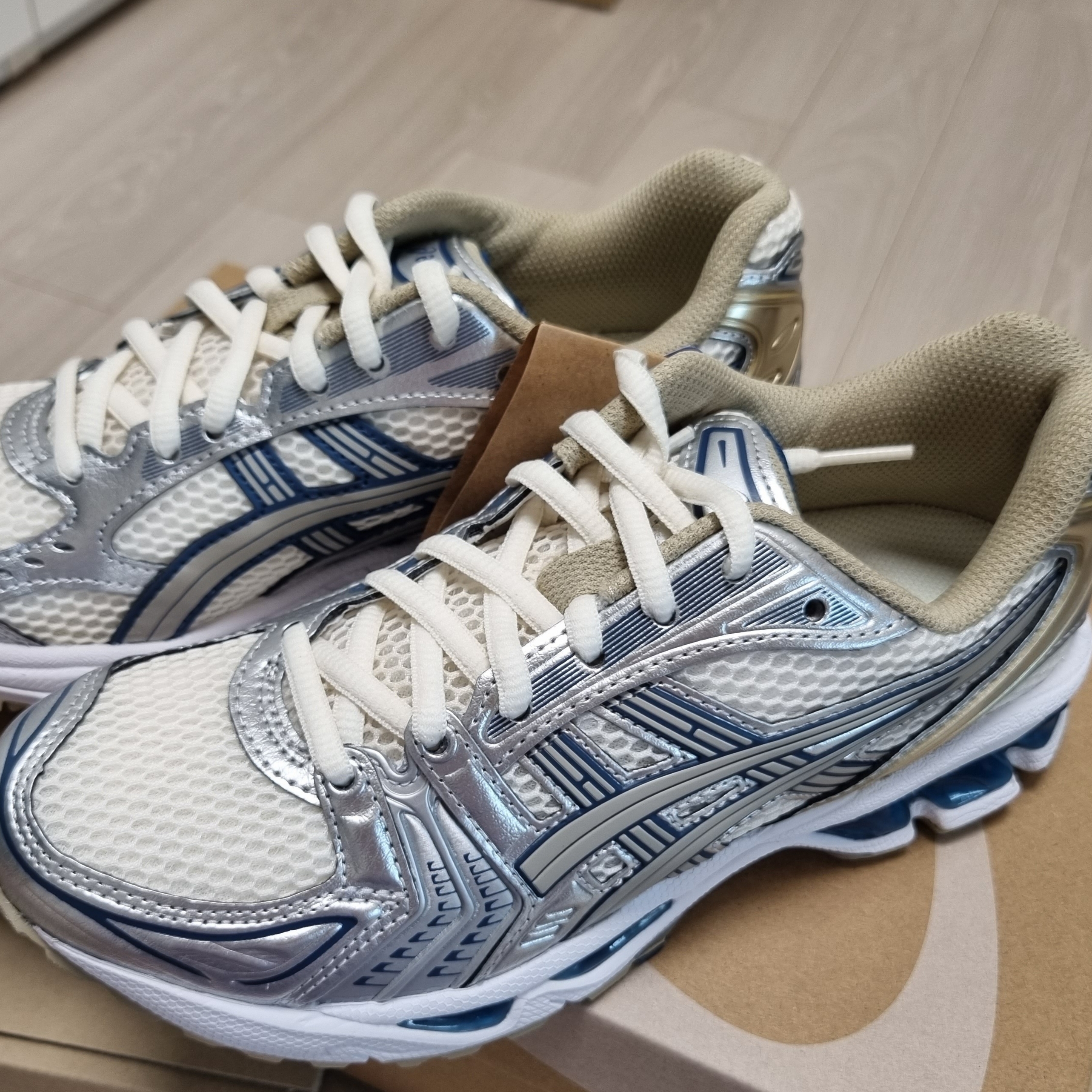 Asics Gel-Kayano 14 Cream Pure Silver 착용 스타일 - 2