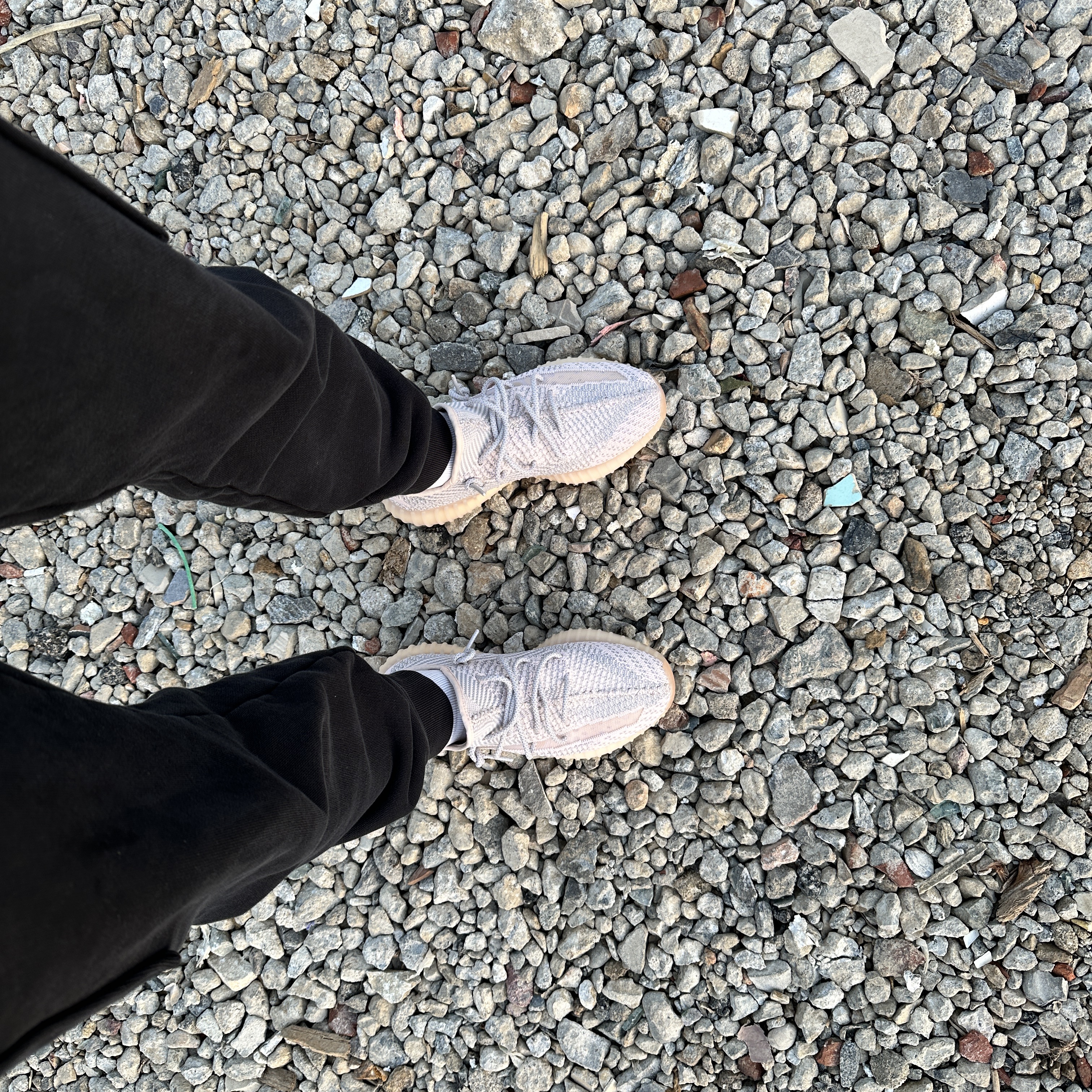 Adidas Yeezy Boost 350 V2 Synth - Non-Reflective 착용 스타일 - 3