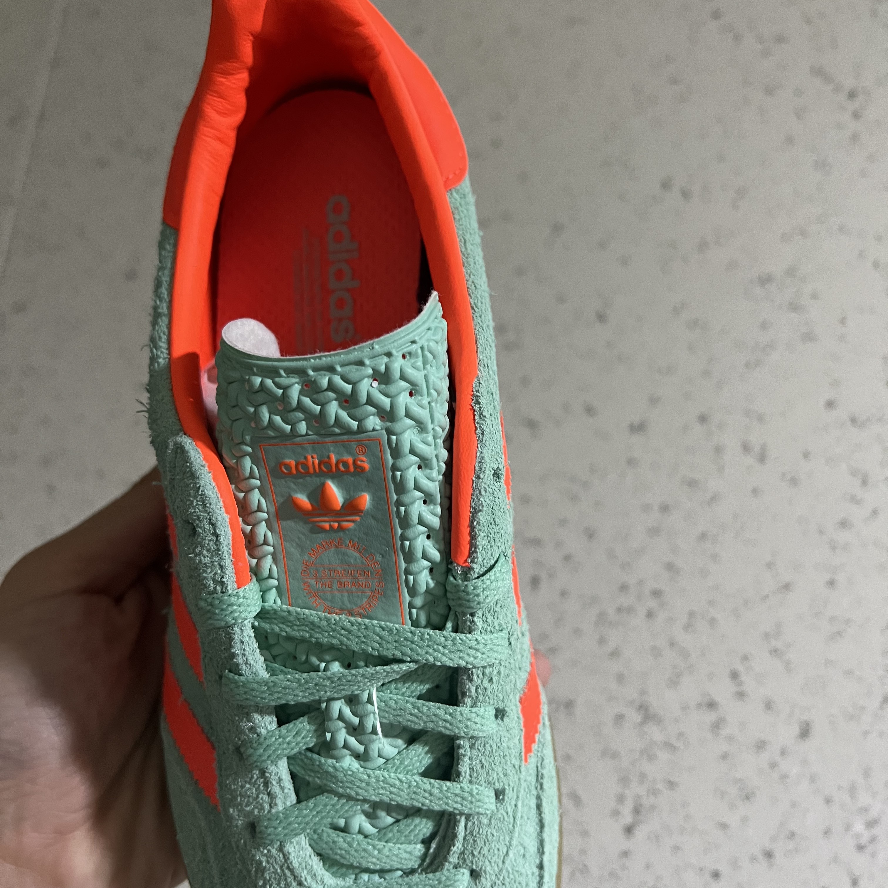 (W) Adidas Gazelle Indoor Pulse Mint Solar Orange 착용 스타일 - 2