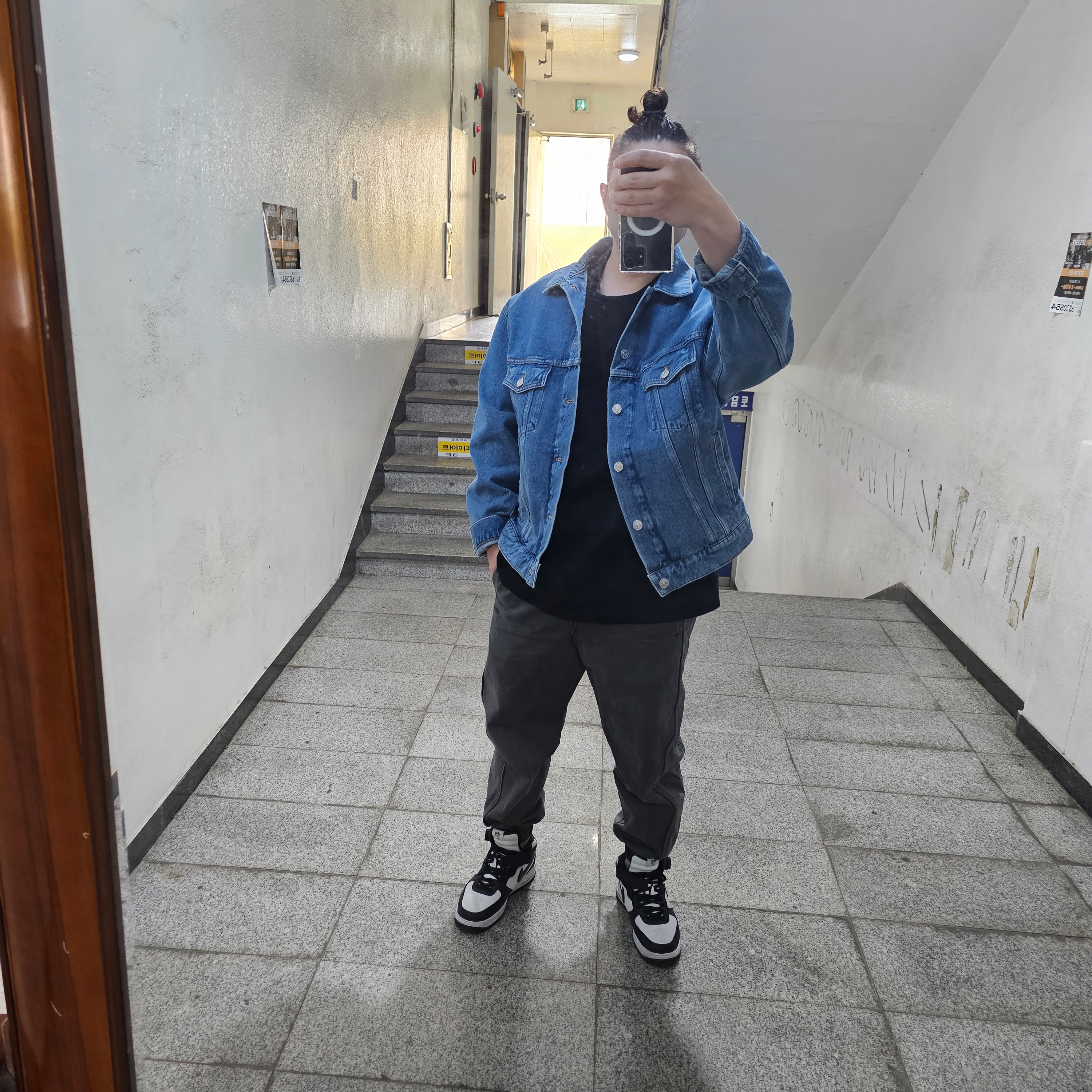 Balenciaga Stone Wash Large Fit Jacket Blue, Nike x Stussy Air Force 1 '07 Mid SP Black and Light Bone 착용 스타일 - 1