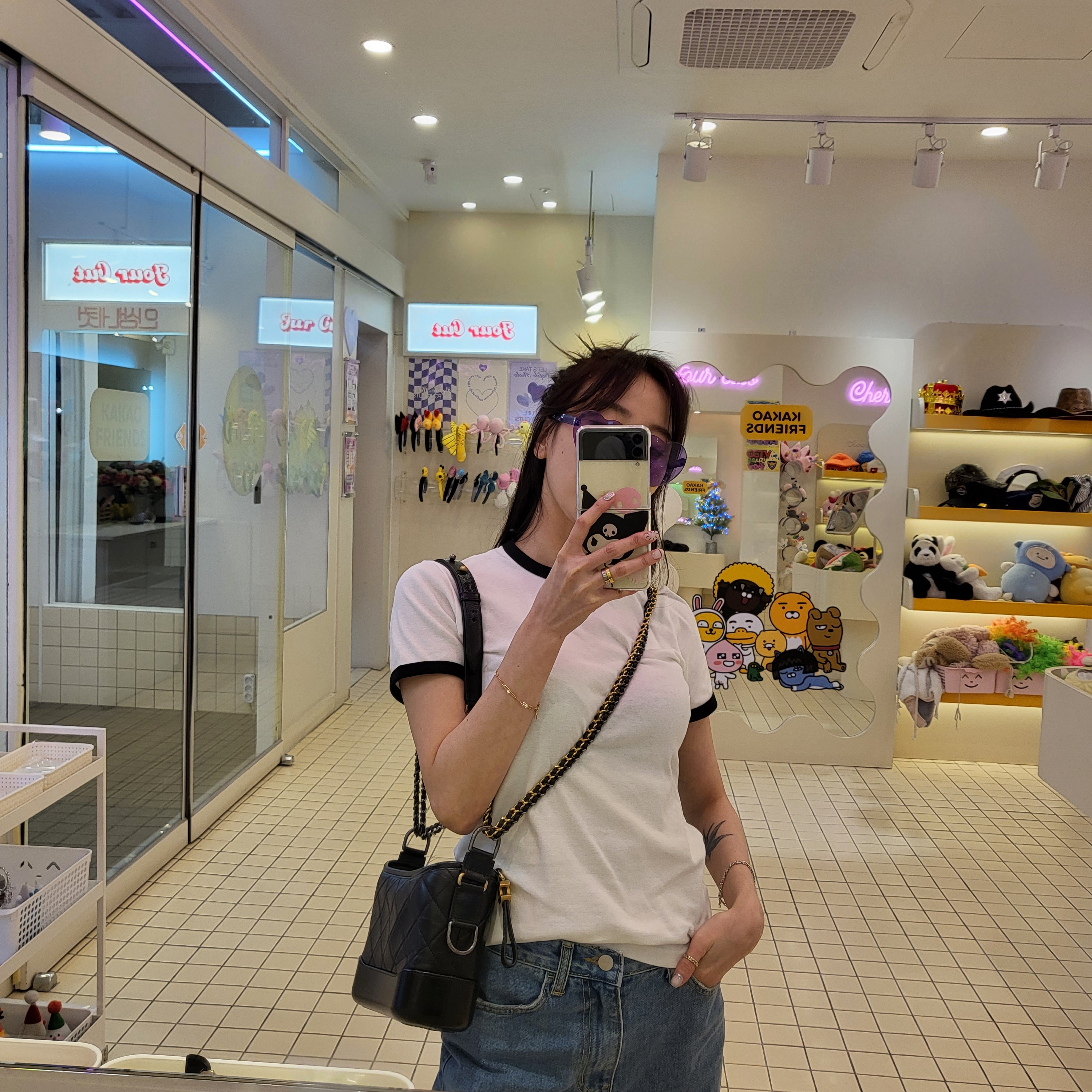 (W) Courreges Reedition Bumpy Contrast T-Shirt Heritage White Black, Chanel Gabrielle Small Hobo Bag Aged Calfskin & Gold Black 착용 스타일 - 3