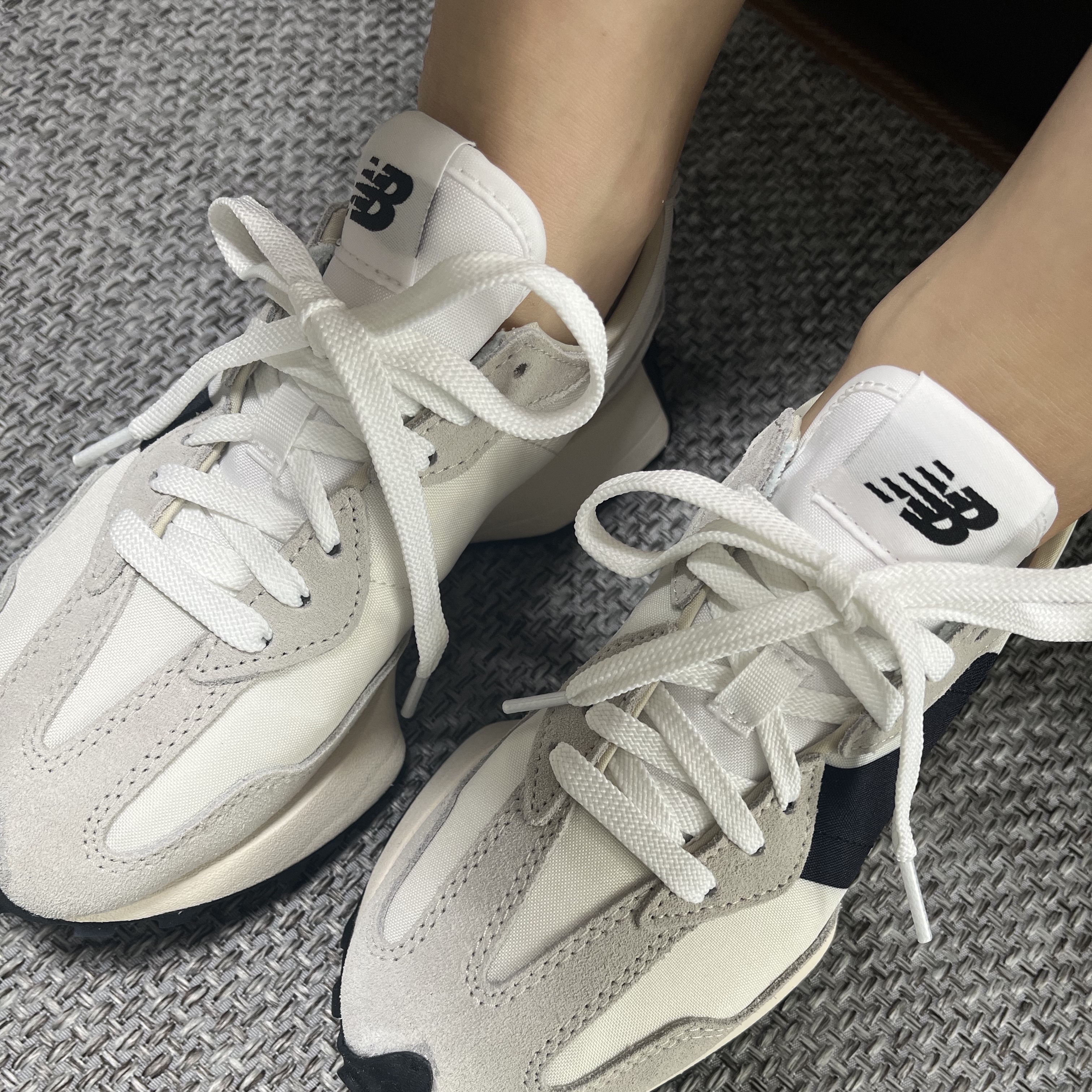 New Balance 327 White Black 착용 스타일