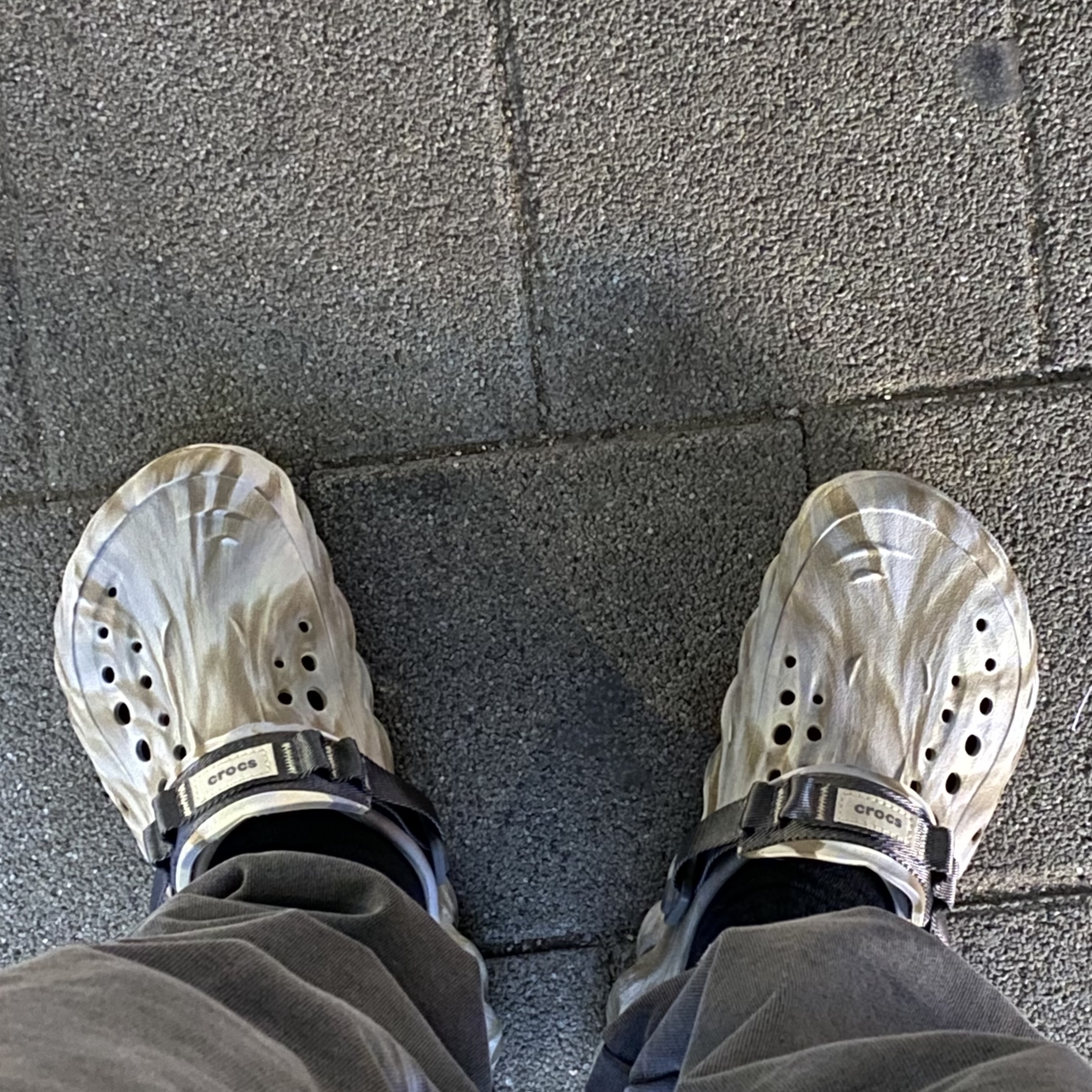 Crocs Echo Marbled Clog Bone Multi 착용 스타일