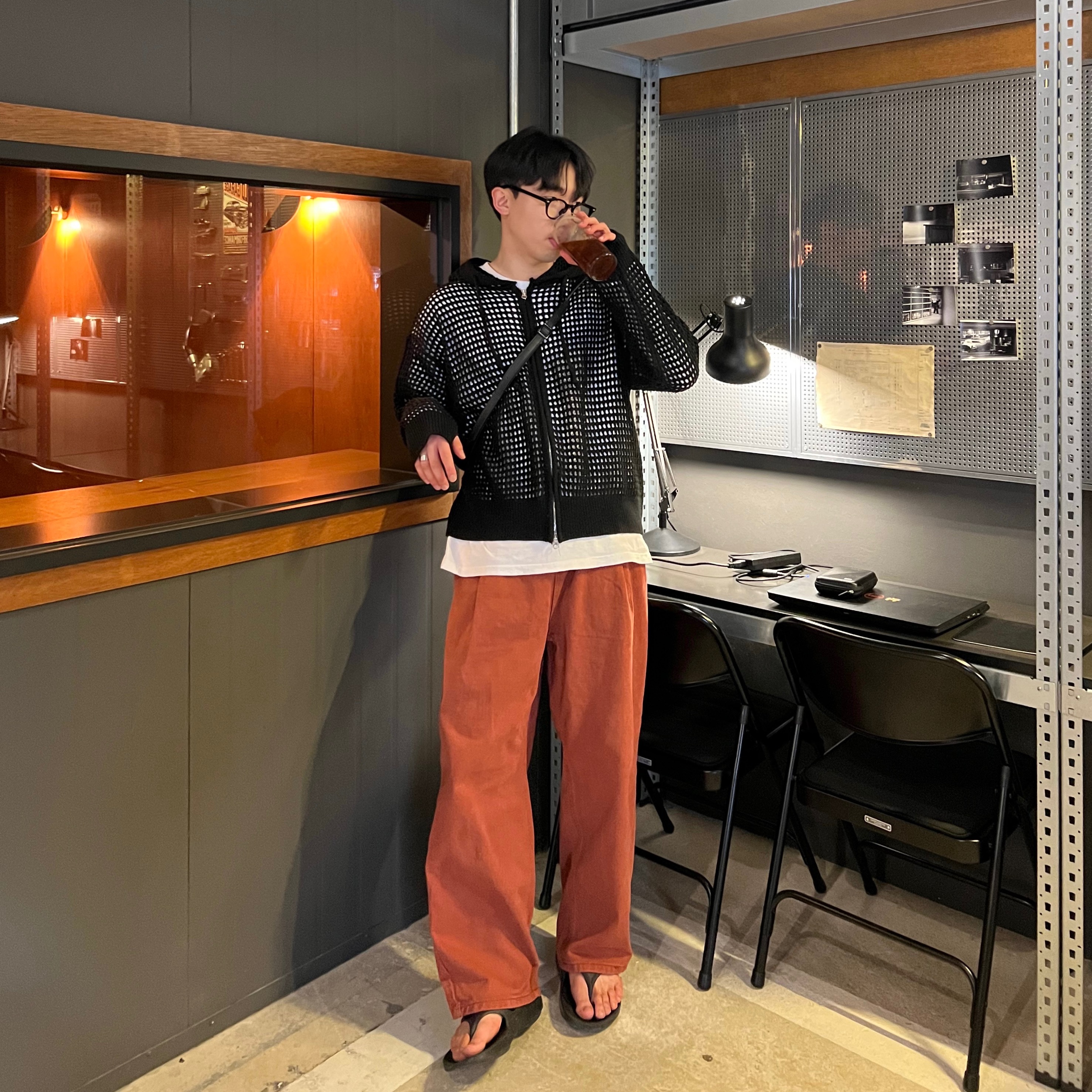 Oofos OOriginal Black 착용 스타일 - 1