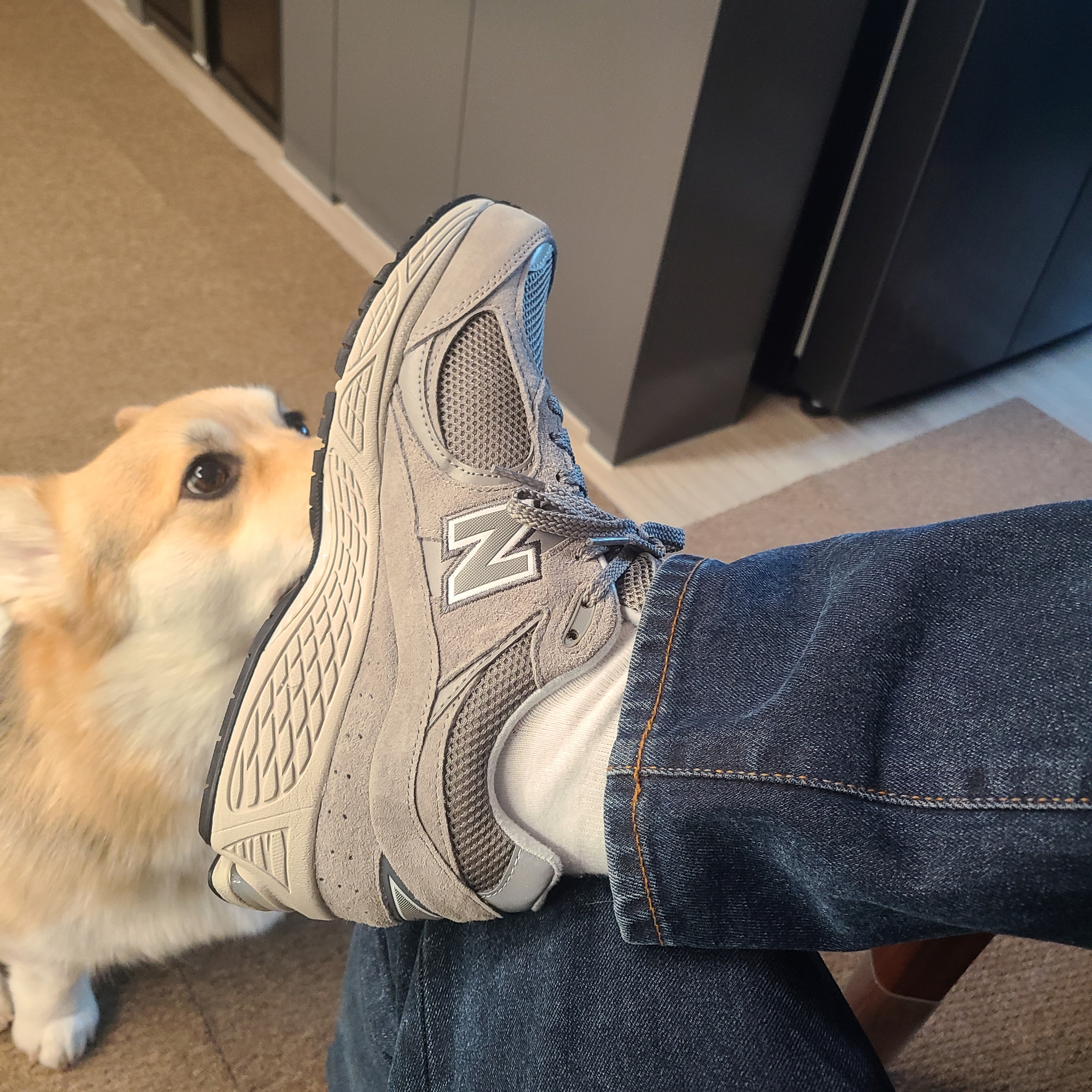 New Balance 2002R Grey 착용 스타일