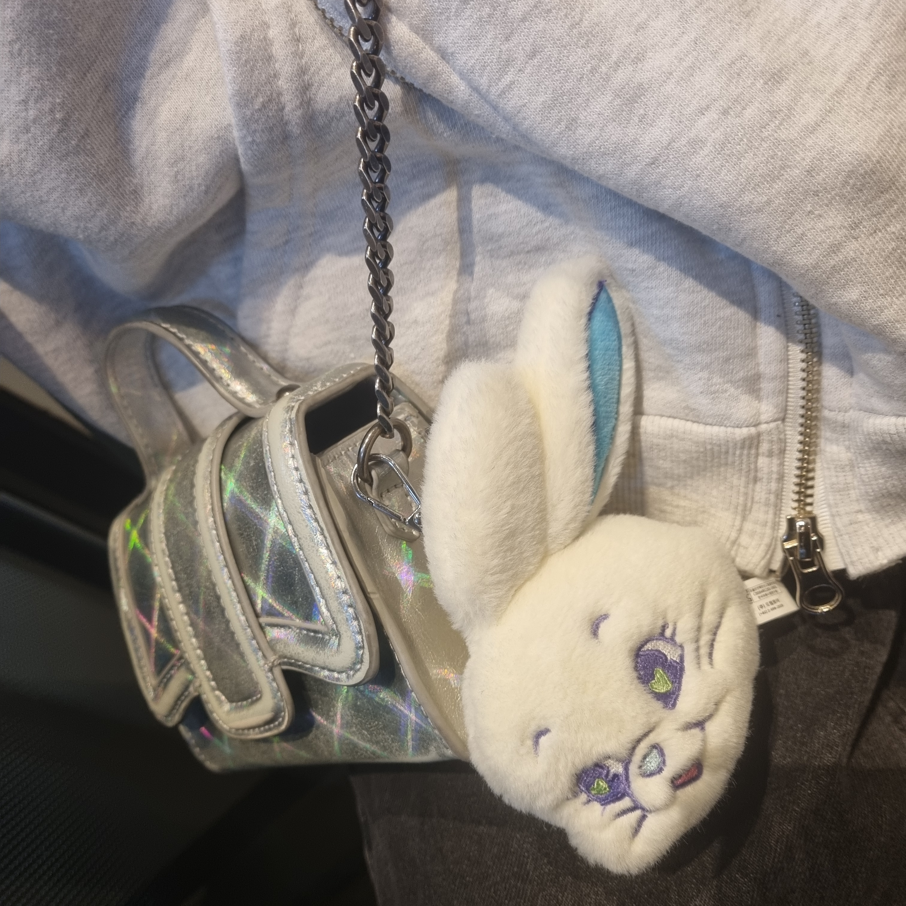 NewJeans Tokki Merchandise Fluffy Keyring White 착용 스타일