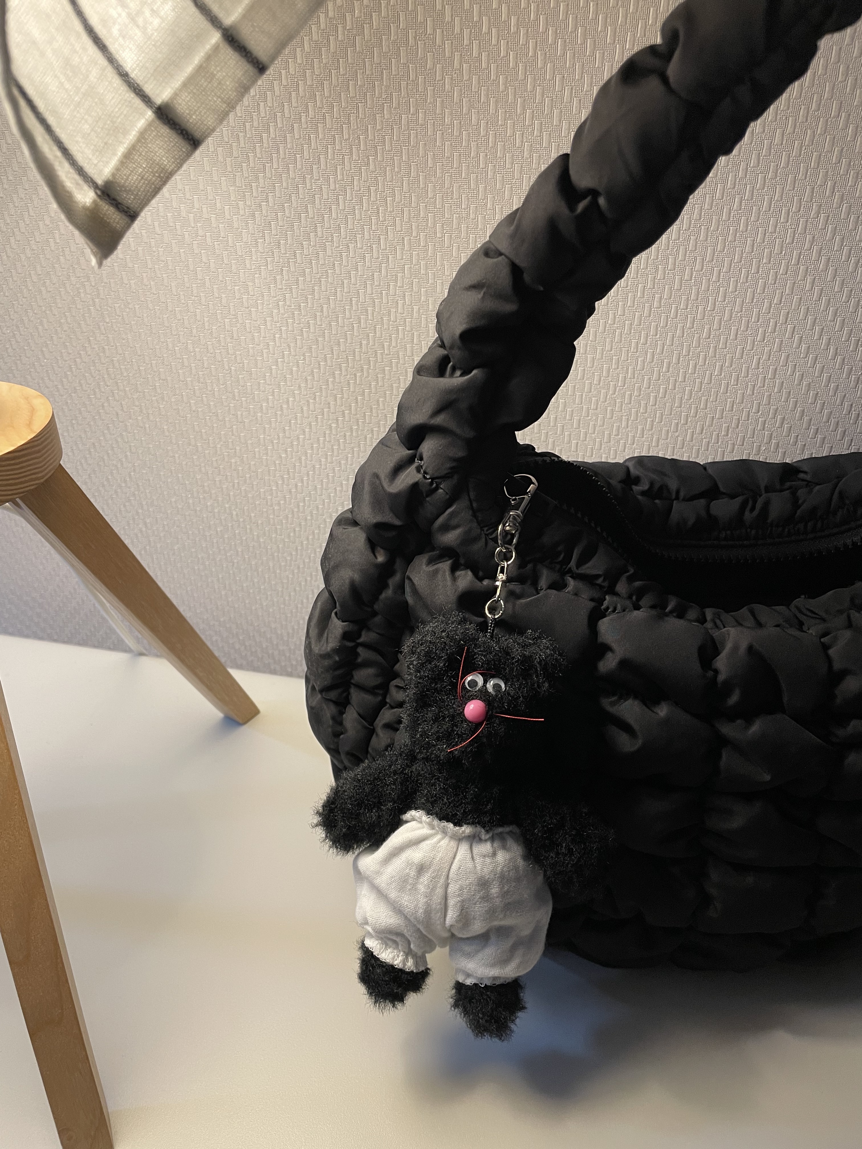 Monamhee Beulpingi Keyring with White Pants Black, COS Quilted Mini Bag Black 착용 스타일