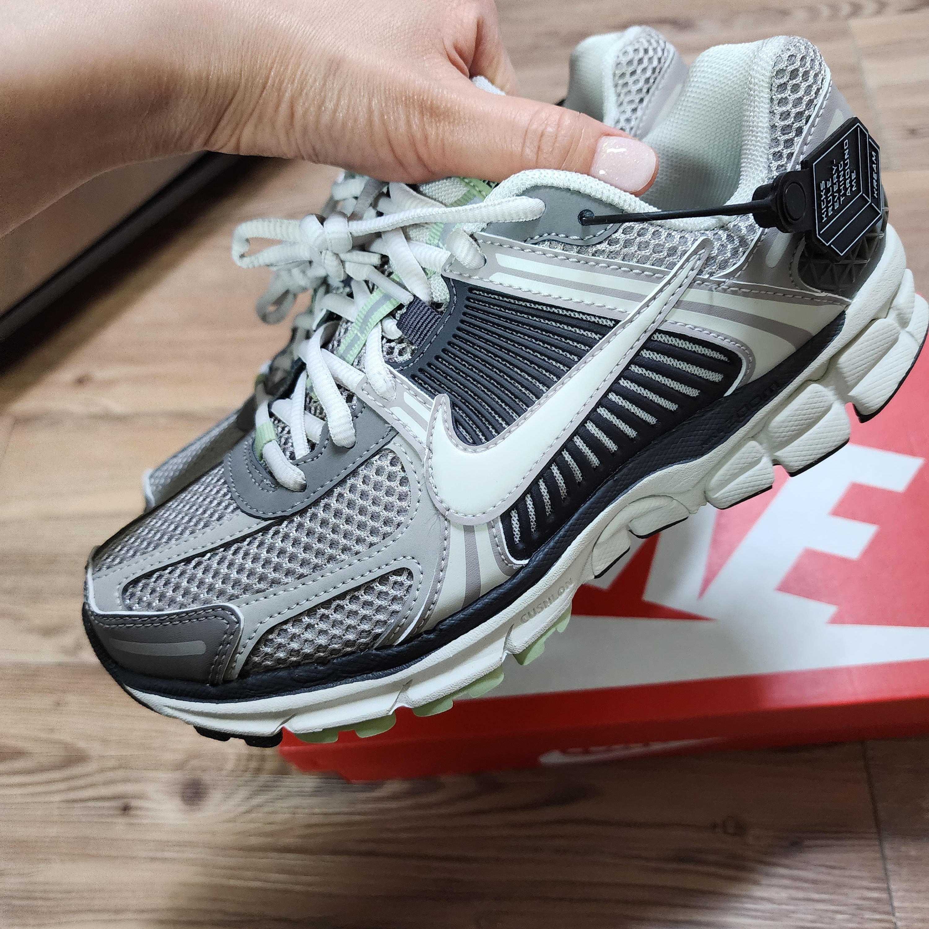 (W) Nike Zoom Vomero 5 Cobblestone and Flat Pewter 착용 스타일 - 2