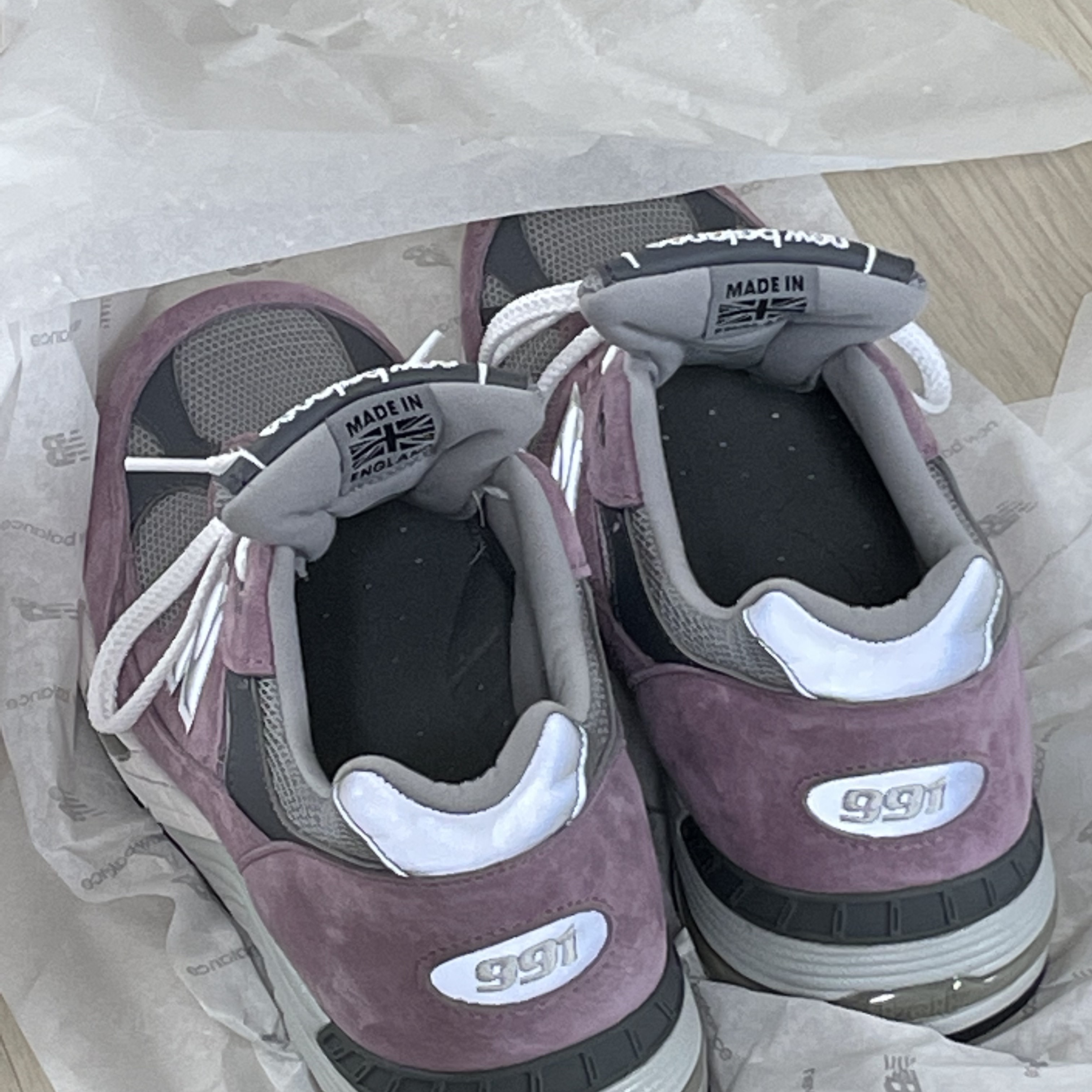New Balance 991 Made in UK Pink Grey 착용 스타일 - 4