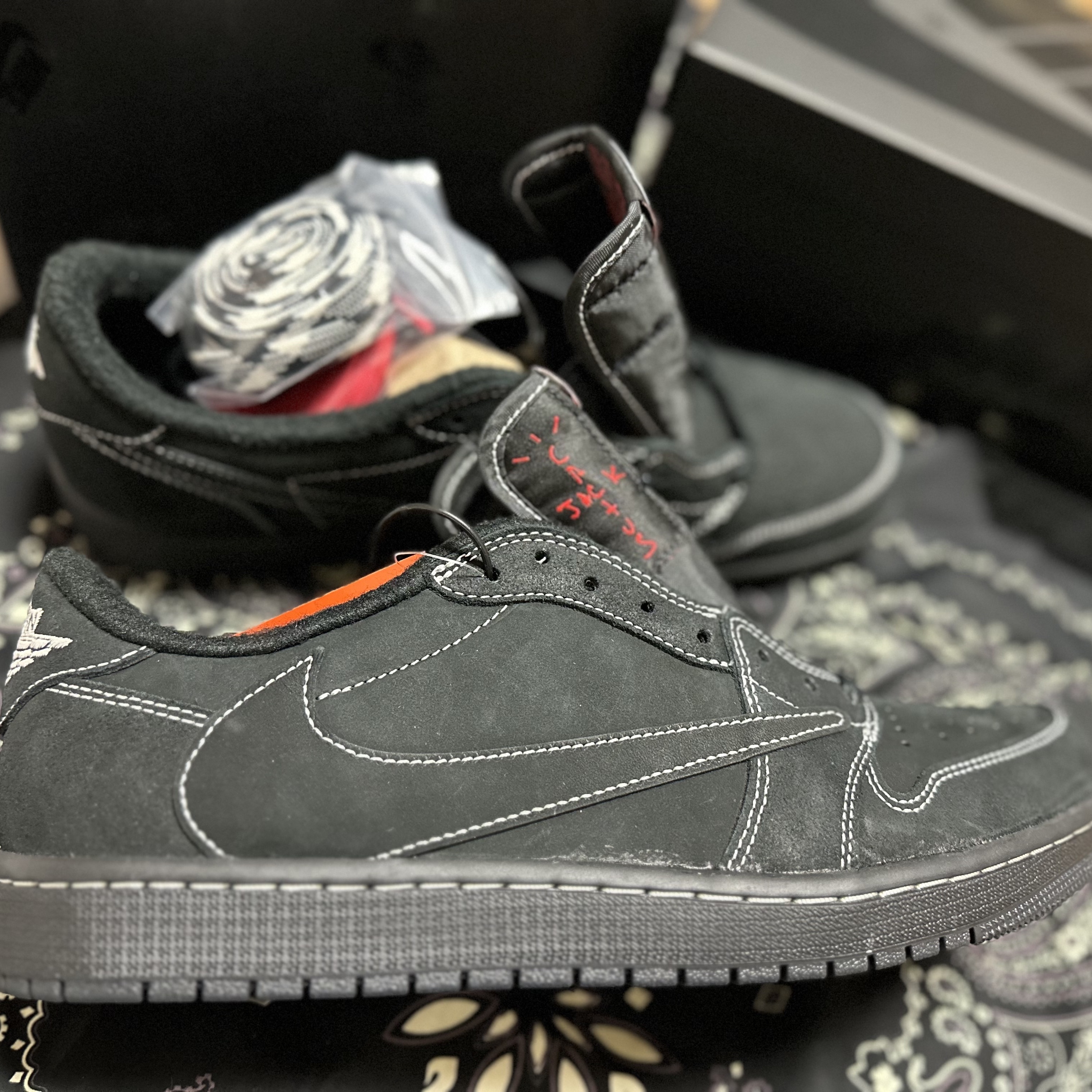 Jordan 1 x Travis Scott Retro Low OG SP Black Phantom 착용 스타일
