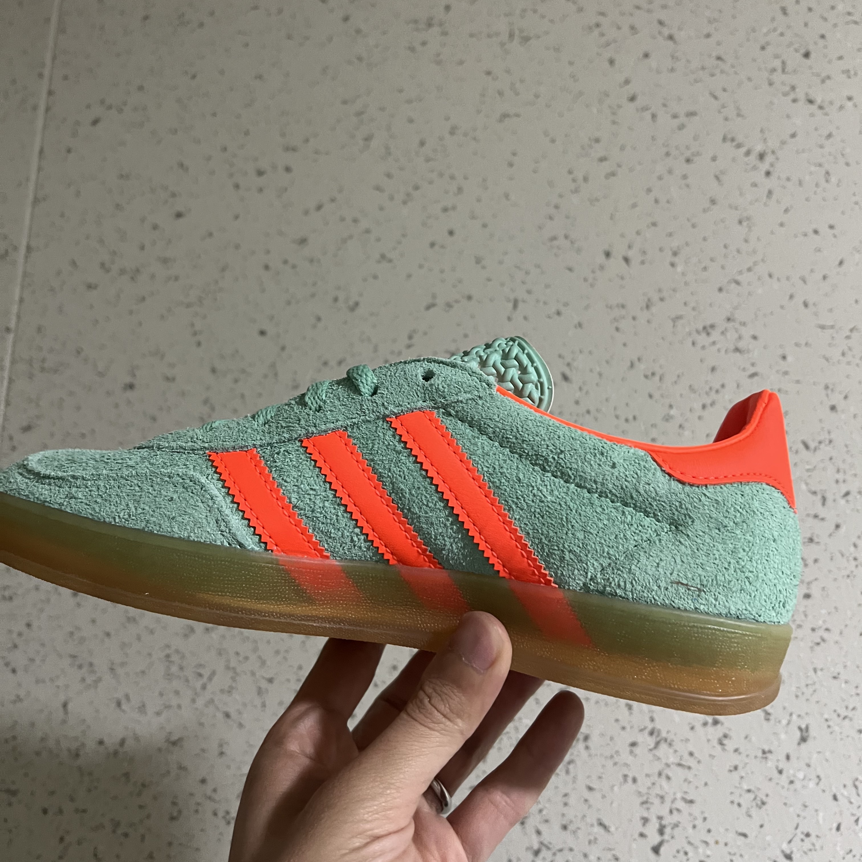 (W) Adidas Gazelle Indoor Pulse Mint Solar Orange 착용 스타일 - 3