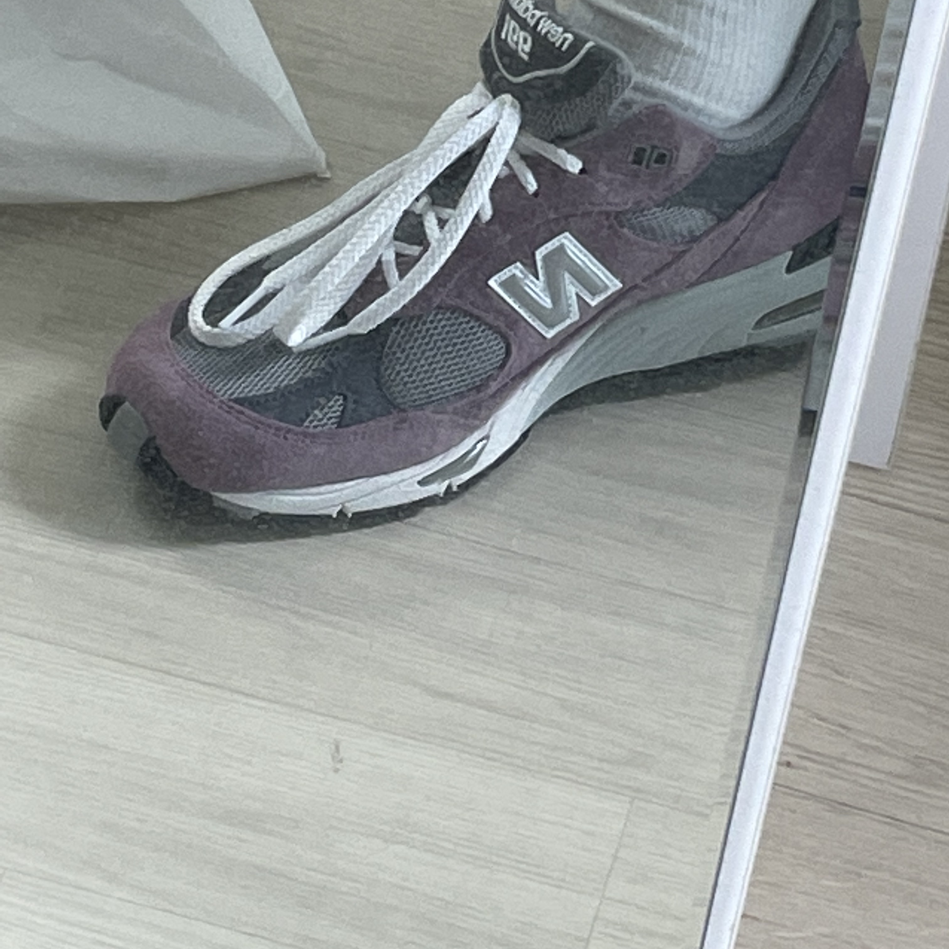 New Balance 991 Made in UK Pink Grey 착용 스타일 - 3