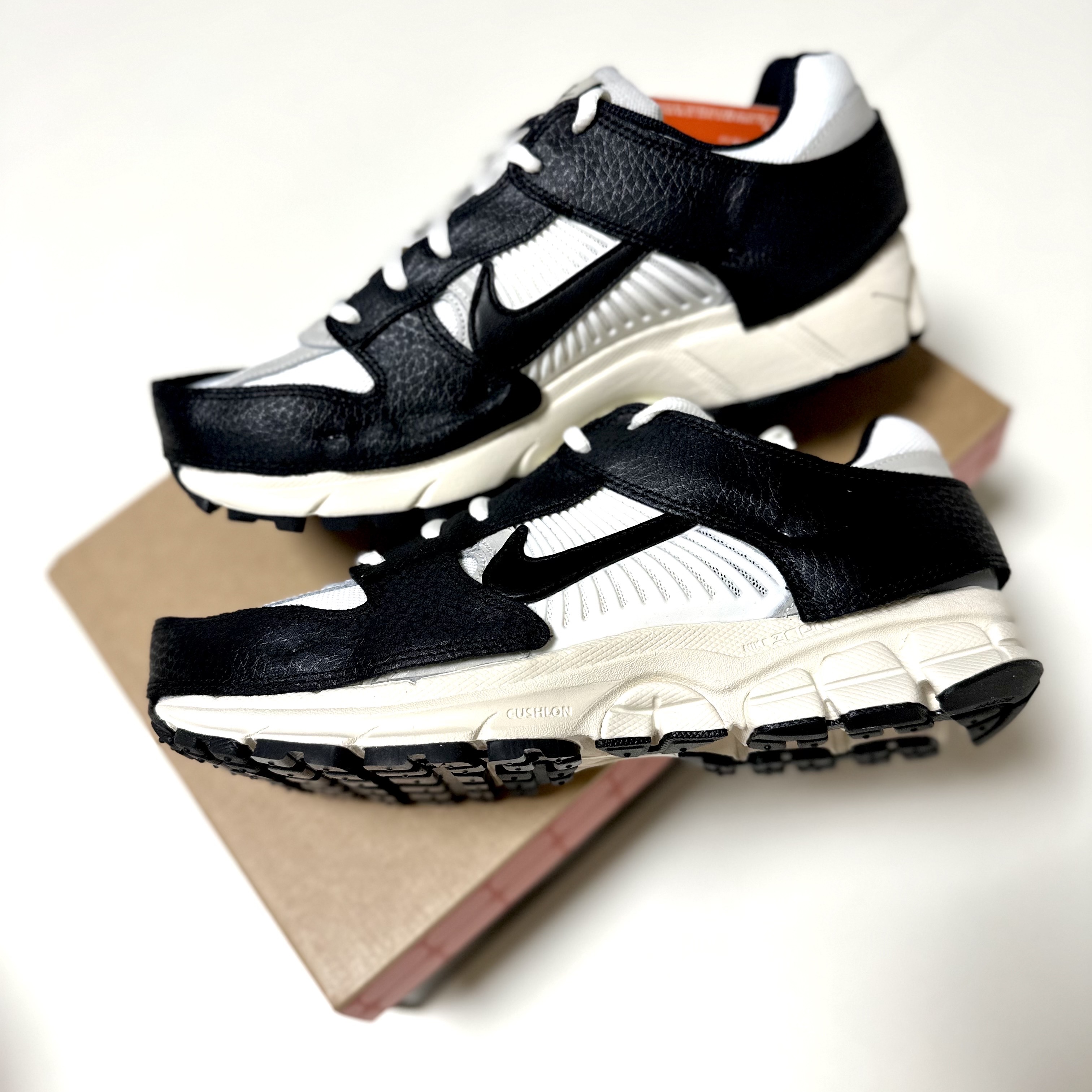 (W) Nike Zoom Vomero 5 Wolf Grey and Black 착용 스타일 - 2