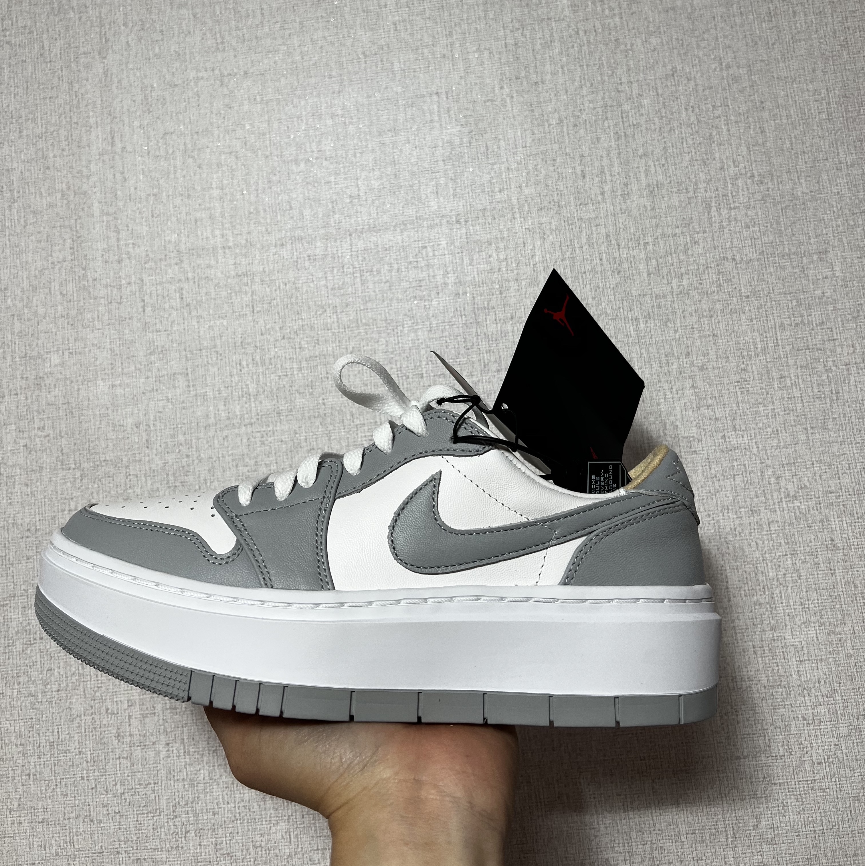 (W) Jordan 1 Elevate Low White and Wolf Grey 착용 스타일 - 1