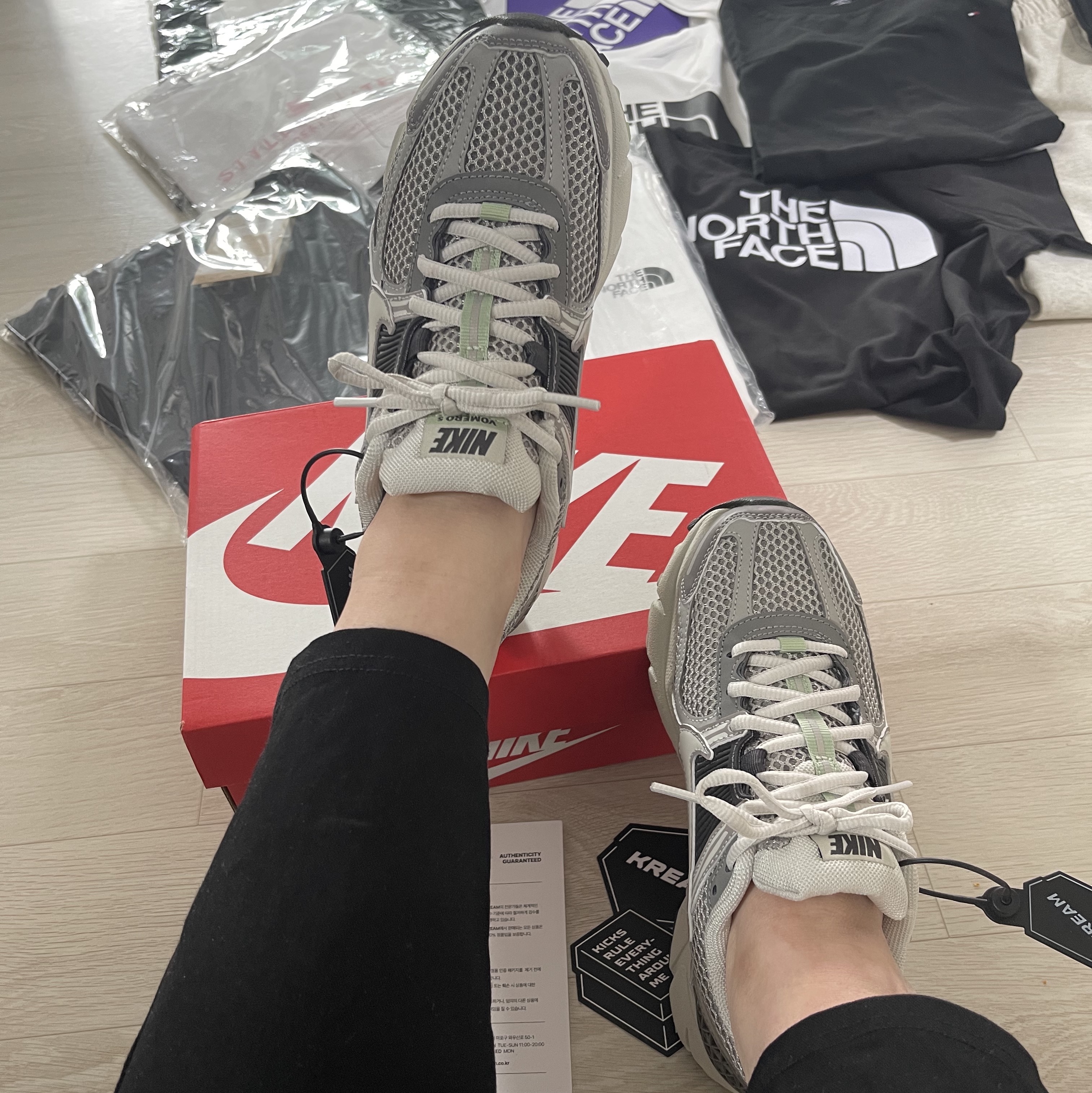(W) Nike Zoom Vomero 5 Cobblestone and Flat Pewter 착용 스타일 - 2