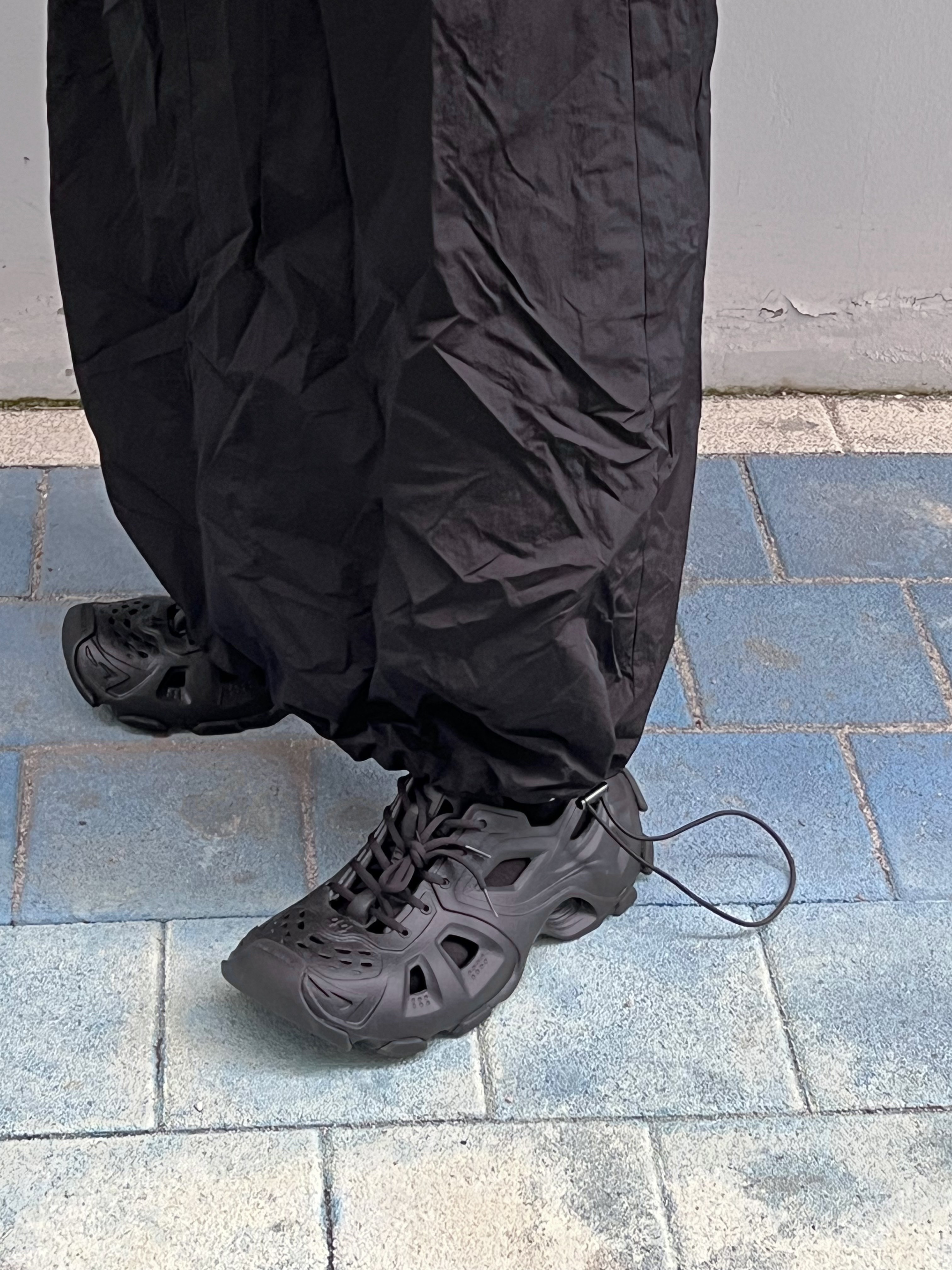 Balenciaga HD Lace-Up Sneakers Black 착용 스타일 - 3