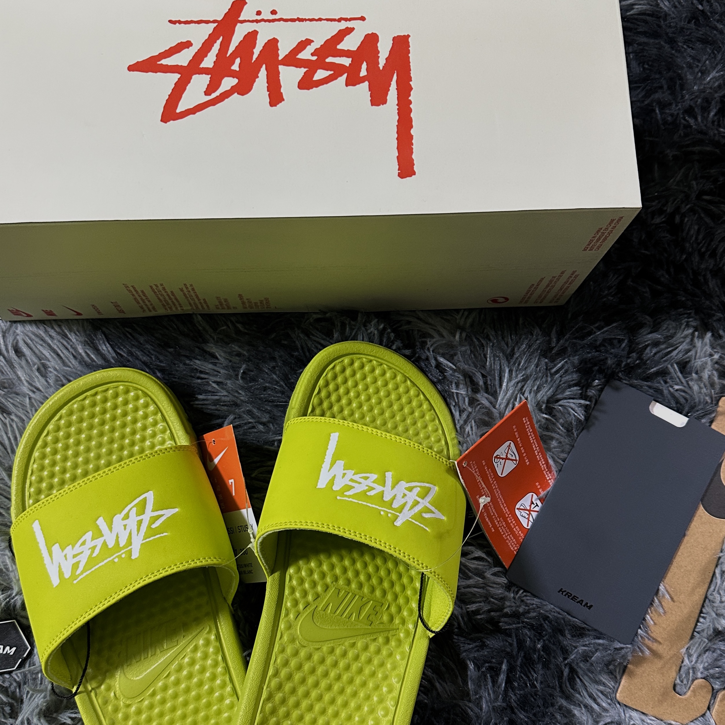 Nike x Stussy Benassi Slide Volt 착용 스타일 - 1