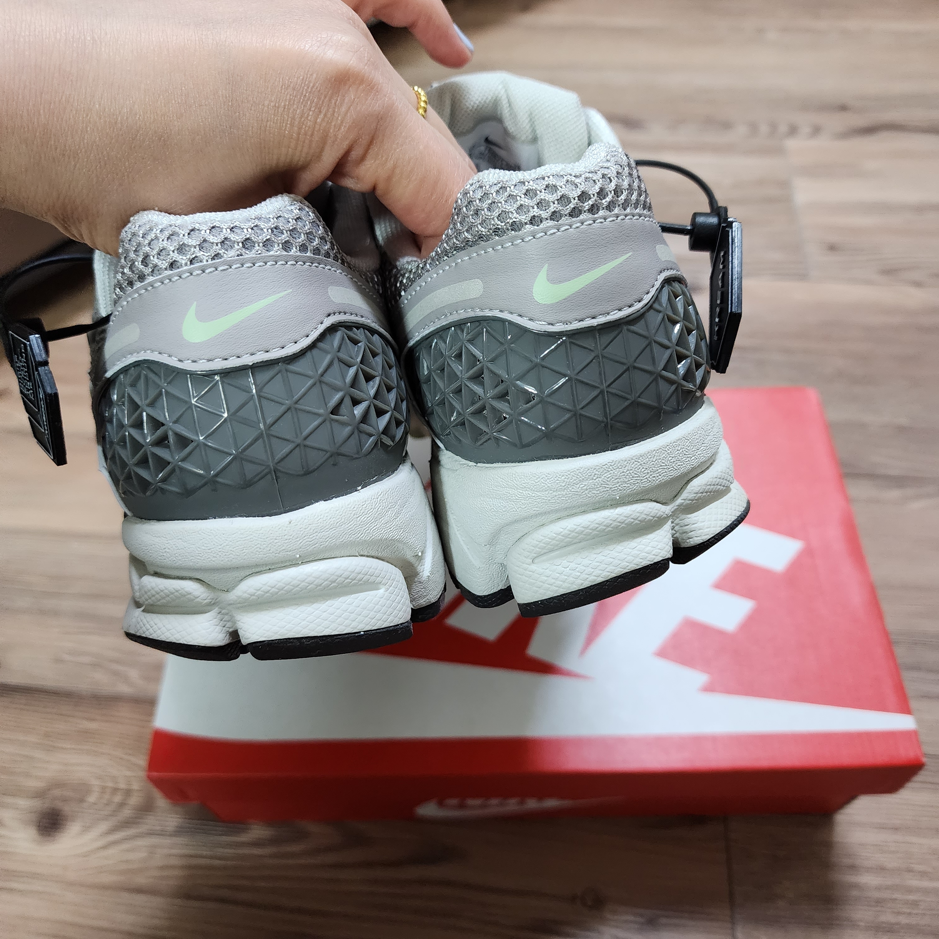 (W) Nike Zoom Vomero 5 Cobblestone and Flat Pewter 착용 스타일