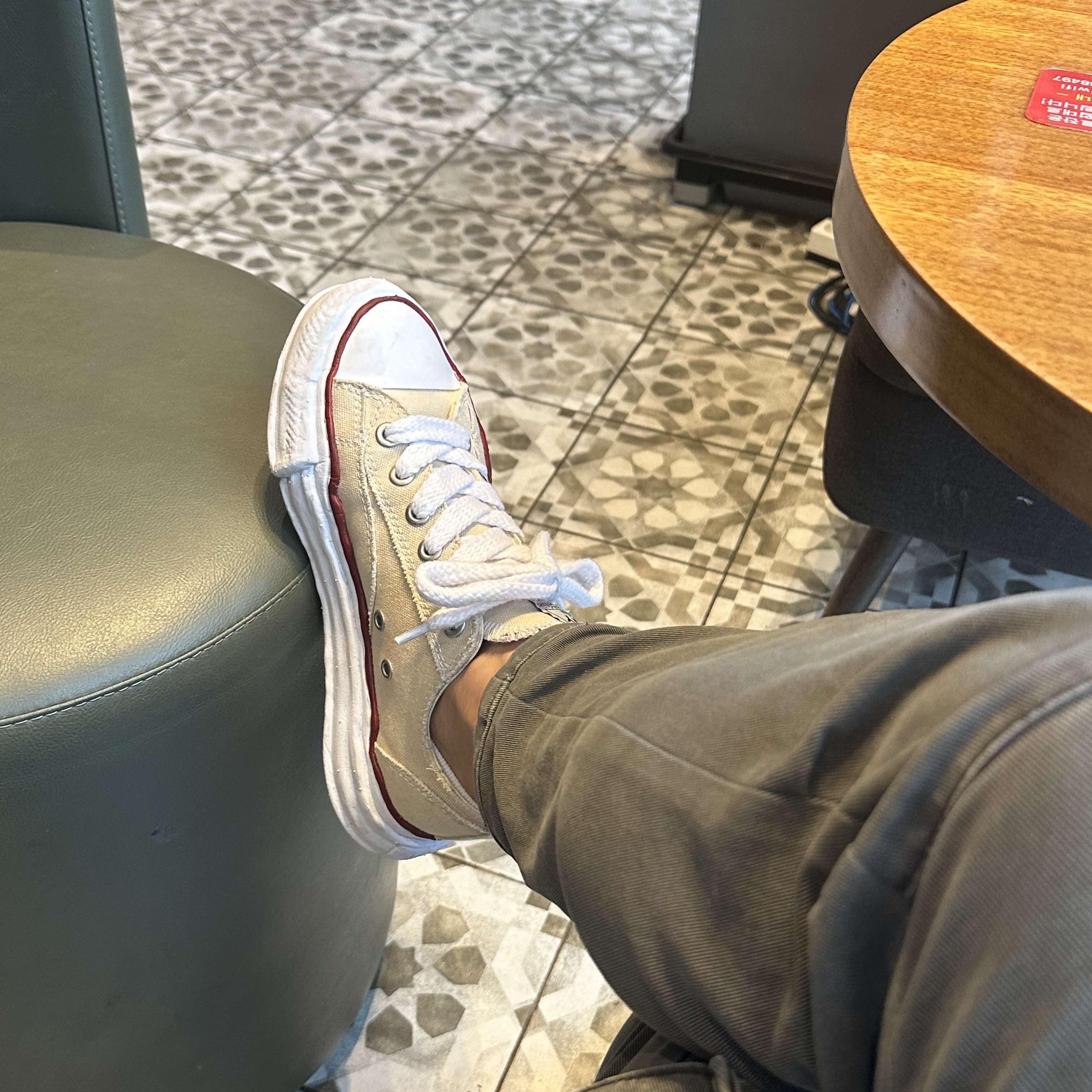 Maison Mihara Yasuhiro Peterson OG Sole Canvas Low-top Sneakers Natural 착용 스타일