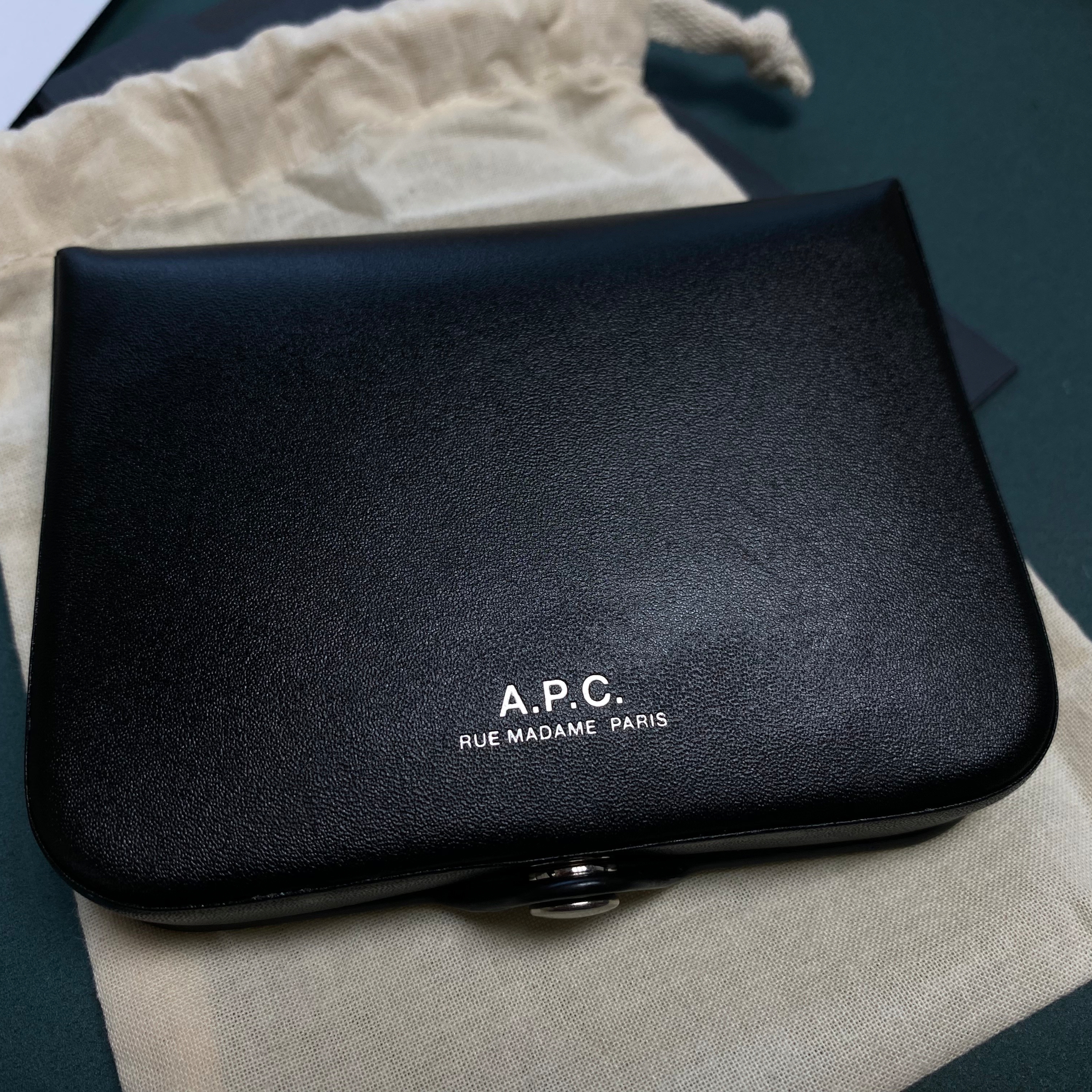 A.P.C. Josh Coin Purse Black 착용 스타일 - 2