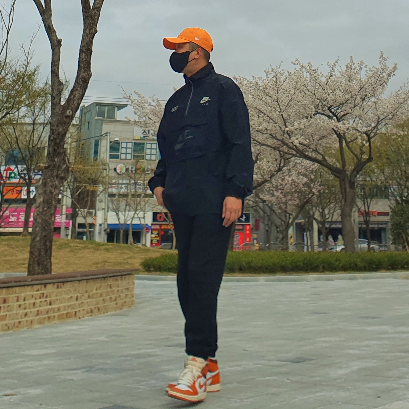 (W) Jordan 1 Retro High OG Starfish, Nike Woven Lined Jacket Iron Ore Phantom Black - Asia 착용 스타일 - 2
