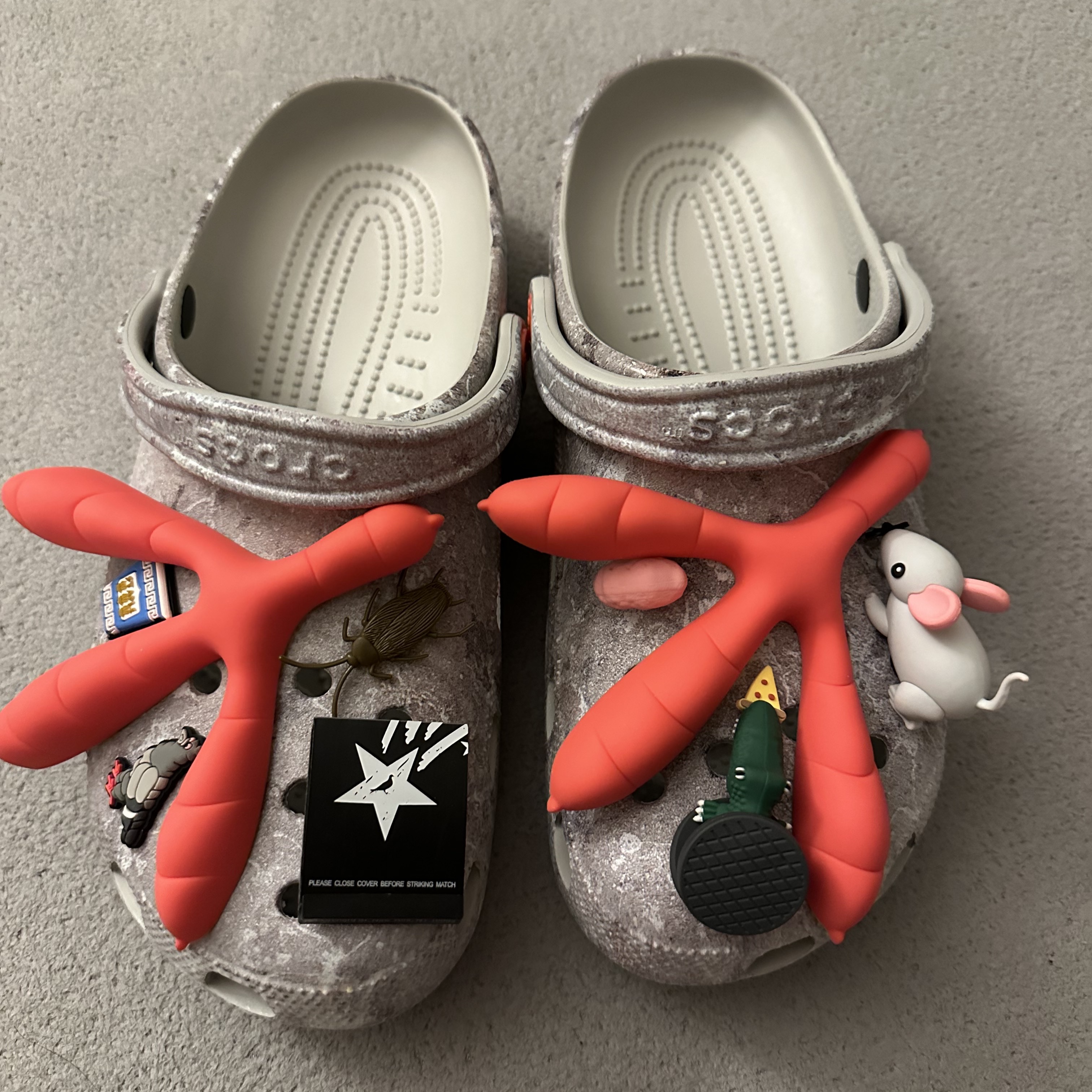Crocs x Staple Classic Clog Grey Red 착용 스타일 - 1