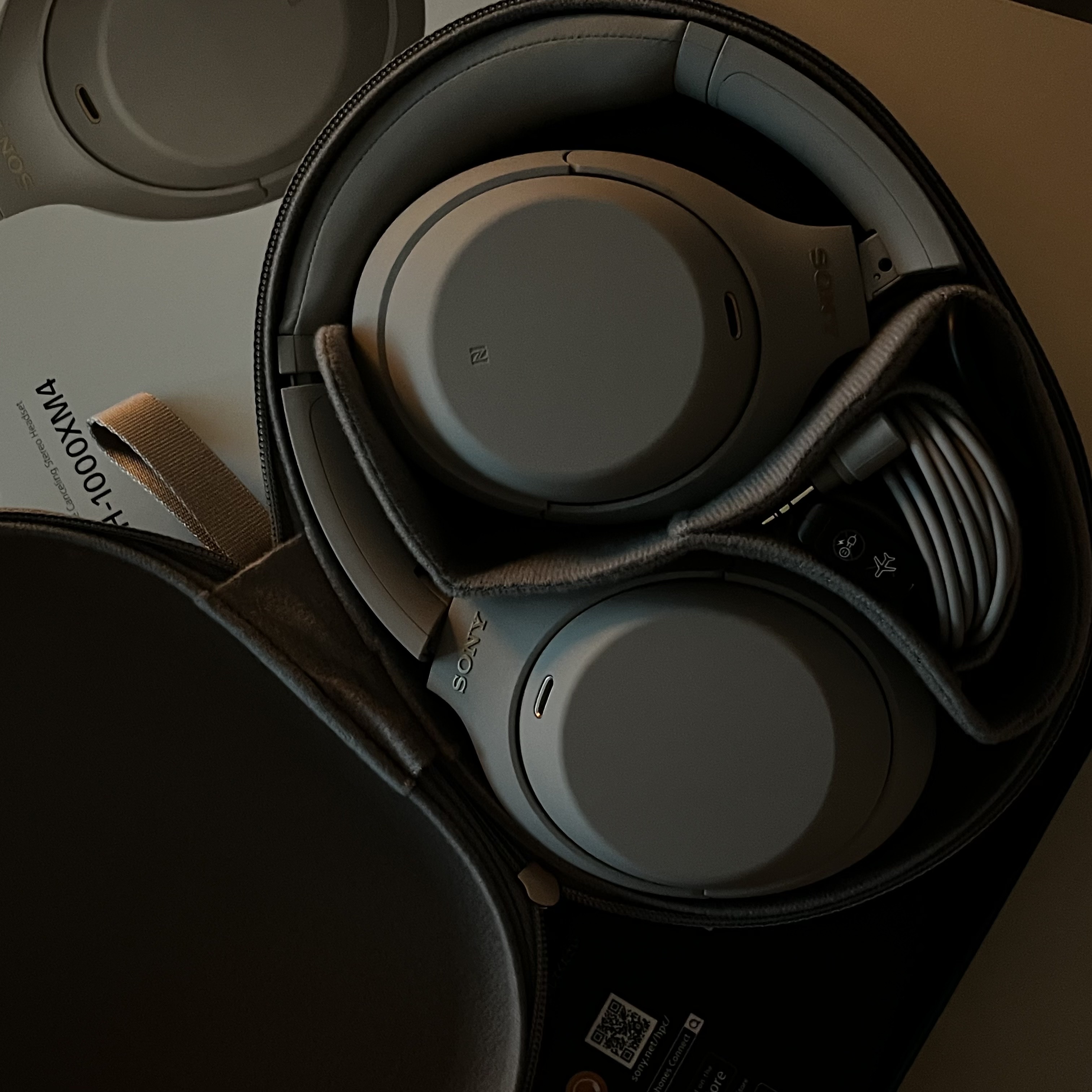 Sony WH-1000XM4 Platinum Silver (Korean Ver.) 착용 스타일 - 1