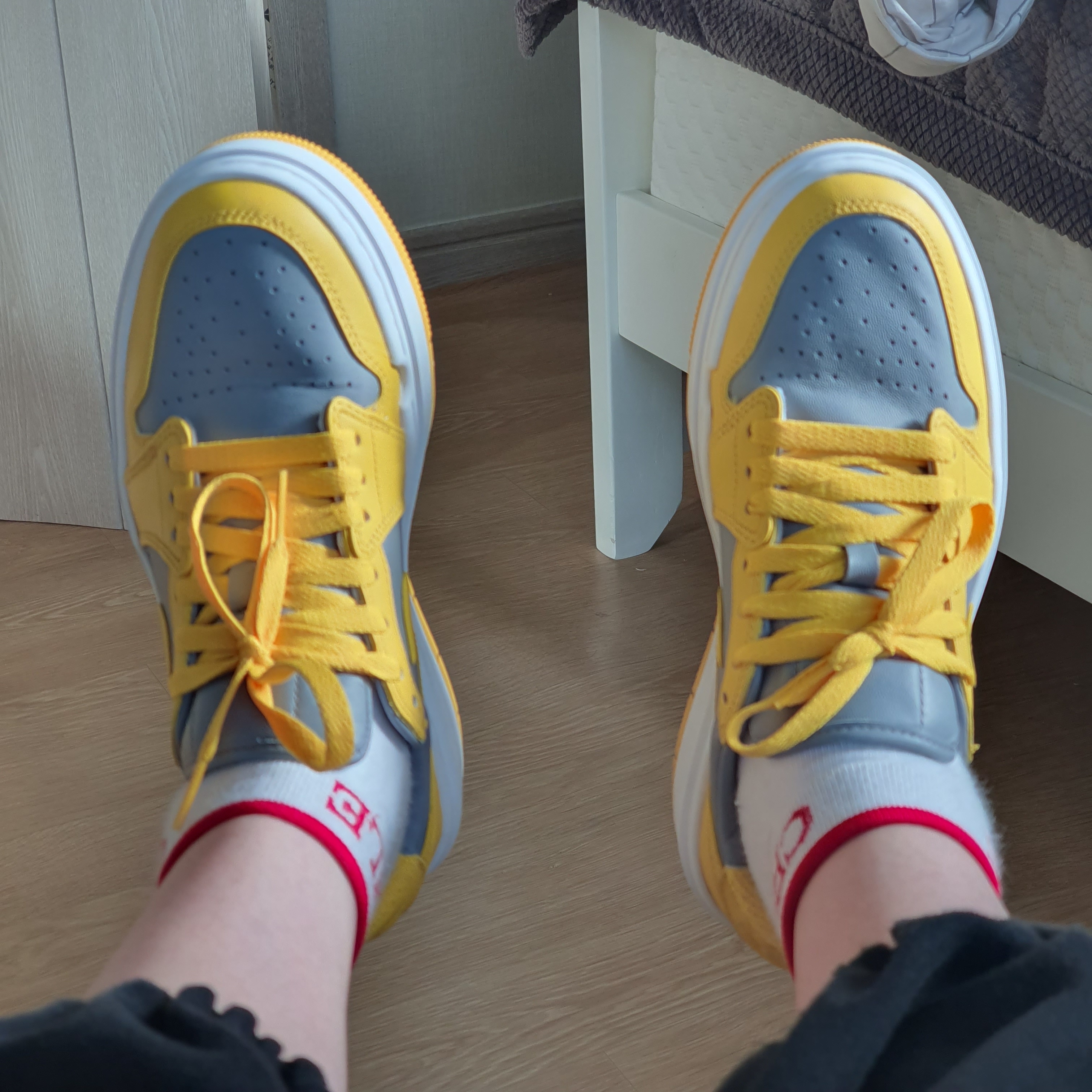 (W) Jordan 1 Elevate Low Cement Grey Varsity Maize 착용 스타일