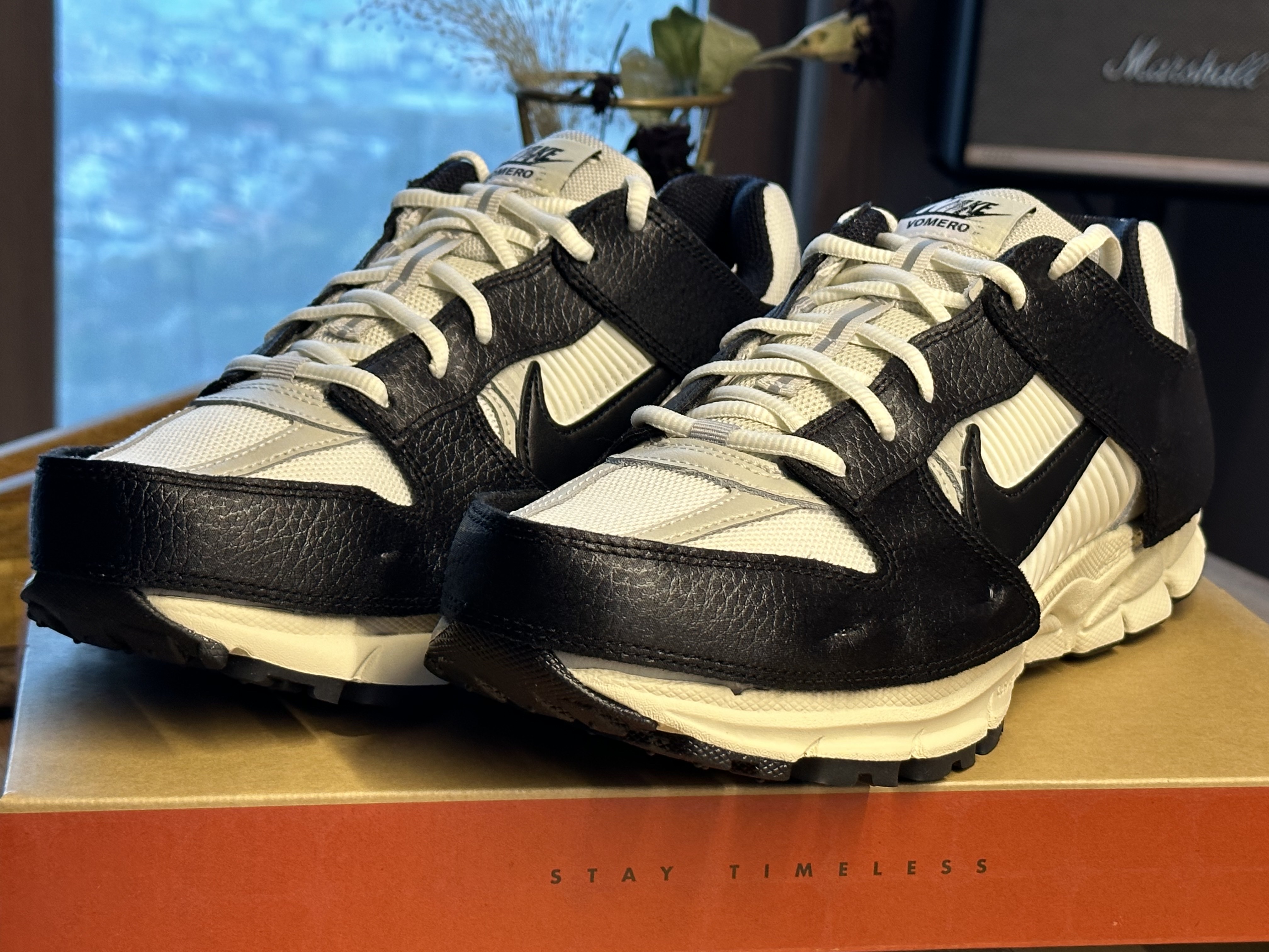 (W) Nike Zoom Vomero 5 Wolf Grey and Black 착용 스타일 - 2