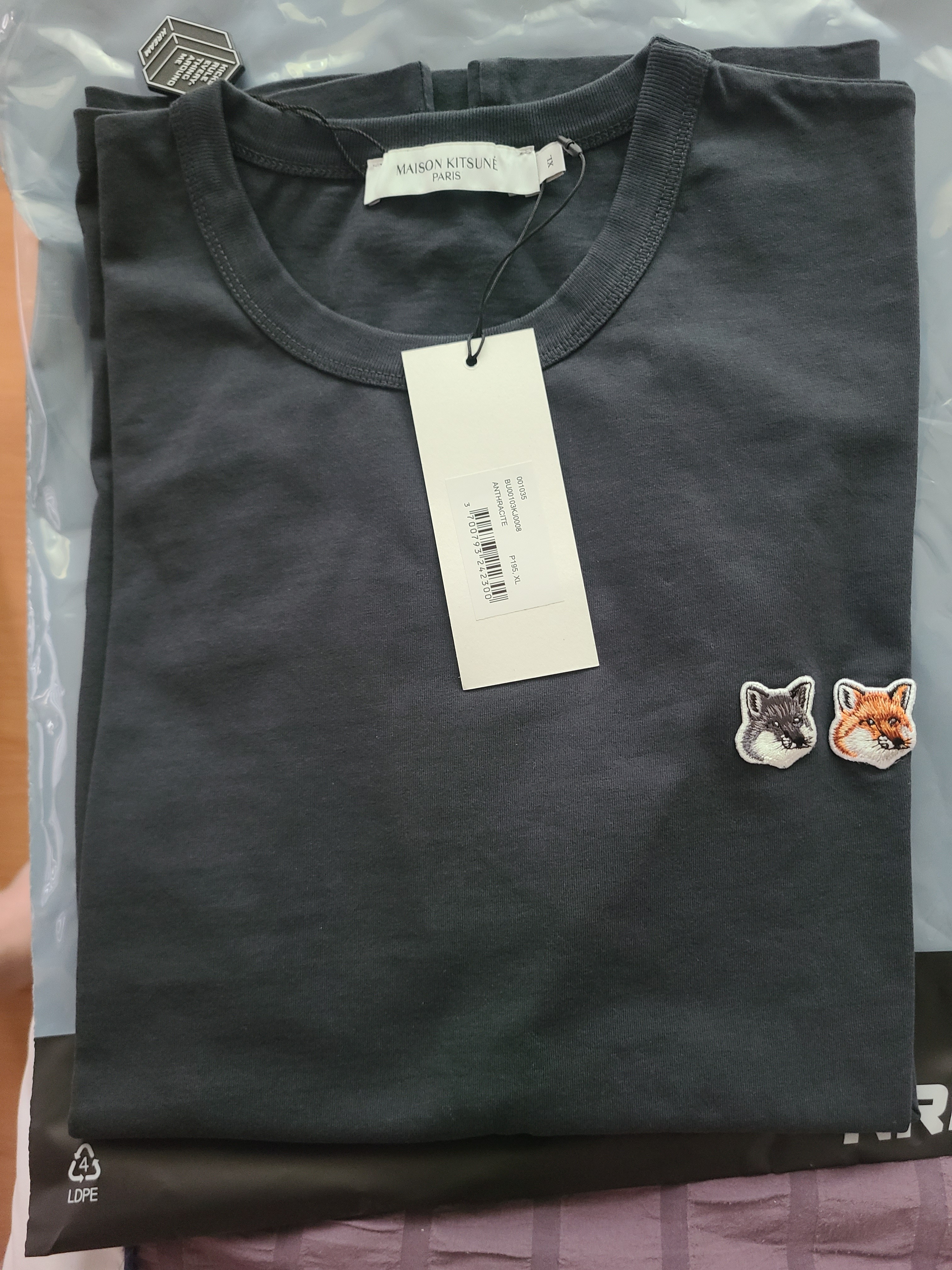 Maison Kitsune Double Fox Head Patch Classic T-Shirt Anthracite 착용 스타일 - 1