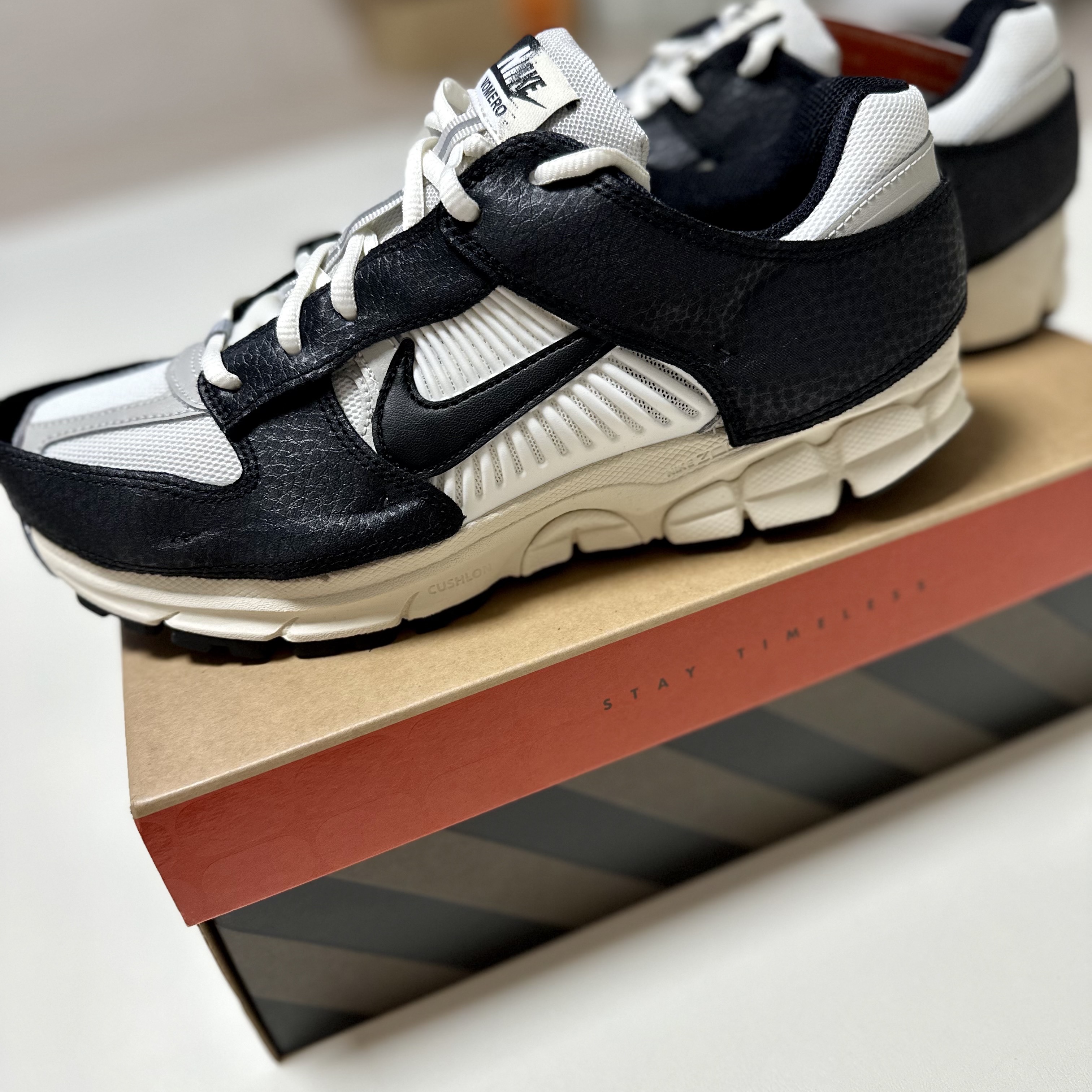 (W) Nike Zoom Vomero 5 Wolf Grey and Black 착용 스타일 - 1