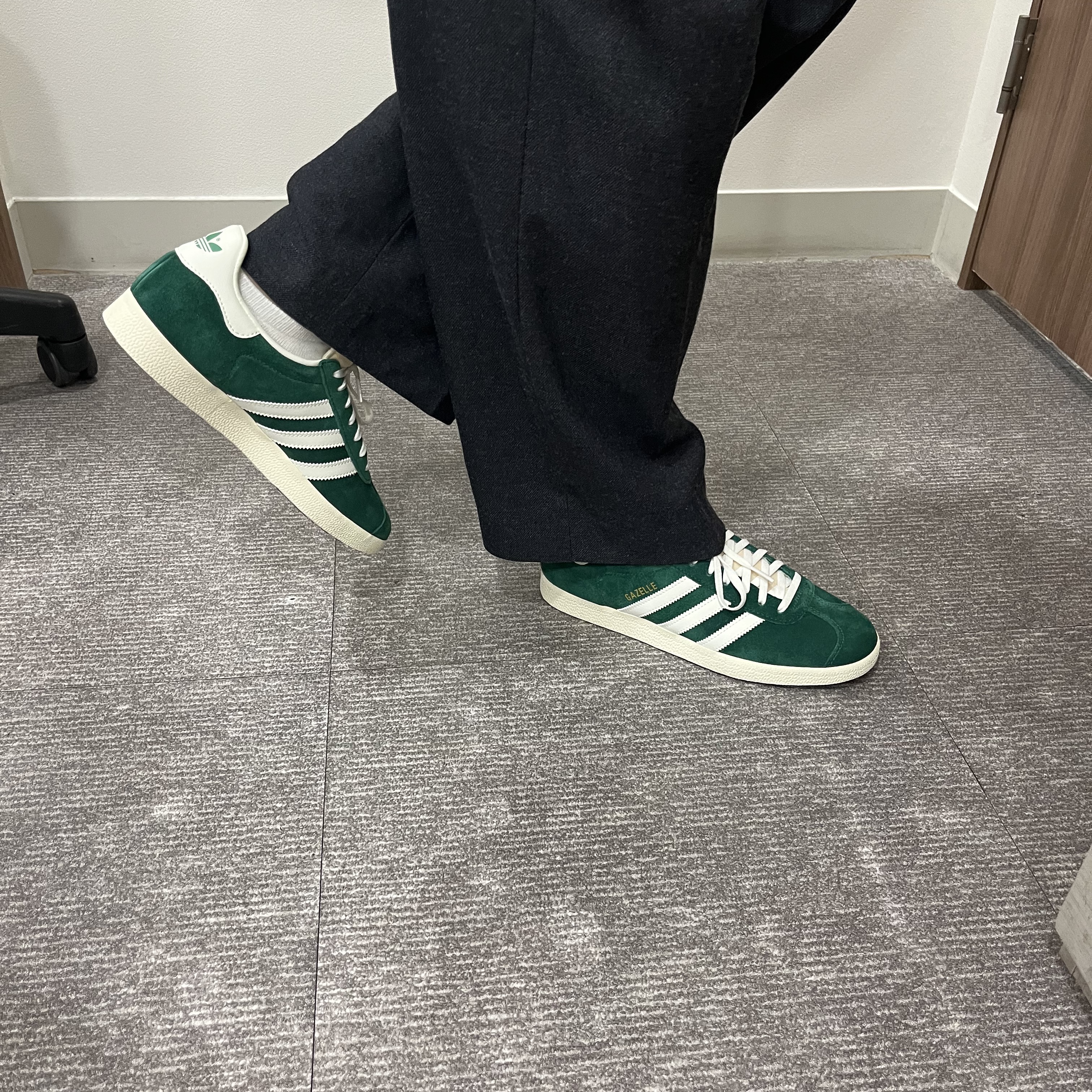 Adidas Gazelle Dark Green Cream White 착용 스타일 - 1