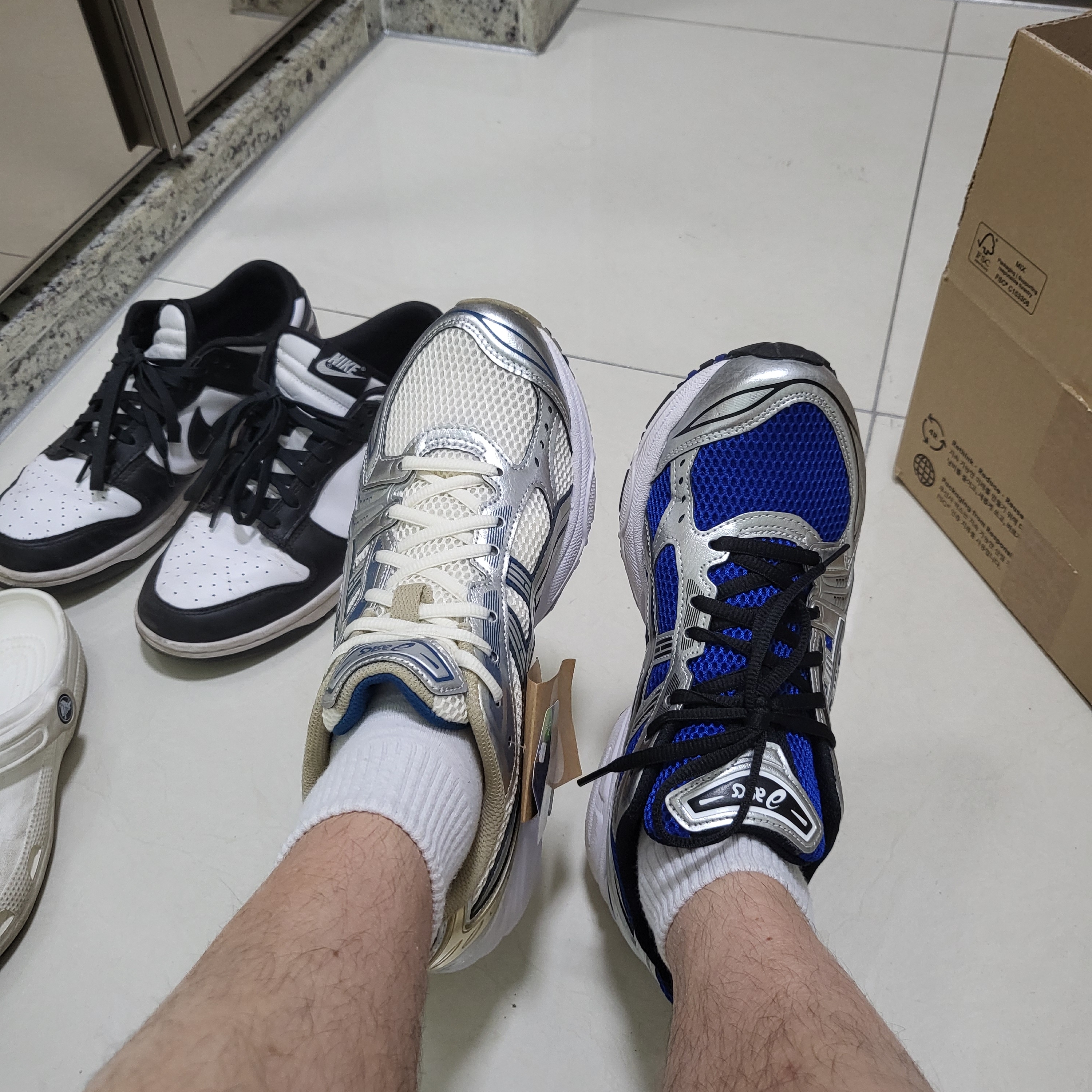 Asics Gel-Kayano 14 Cream Pure Silver, Asics Gel-Kayano 14 Monaco Blue Black 착용 스타일 - 2