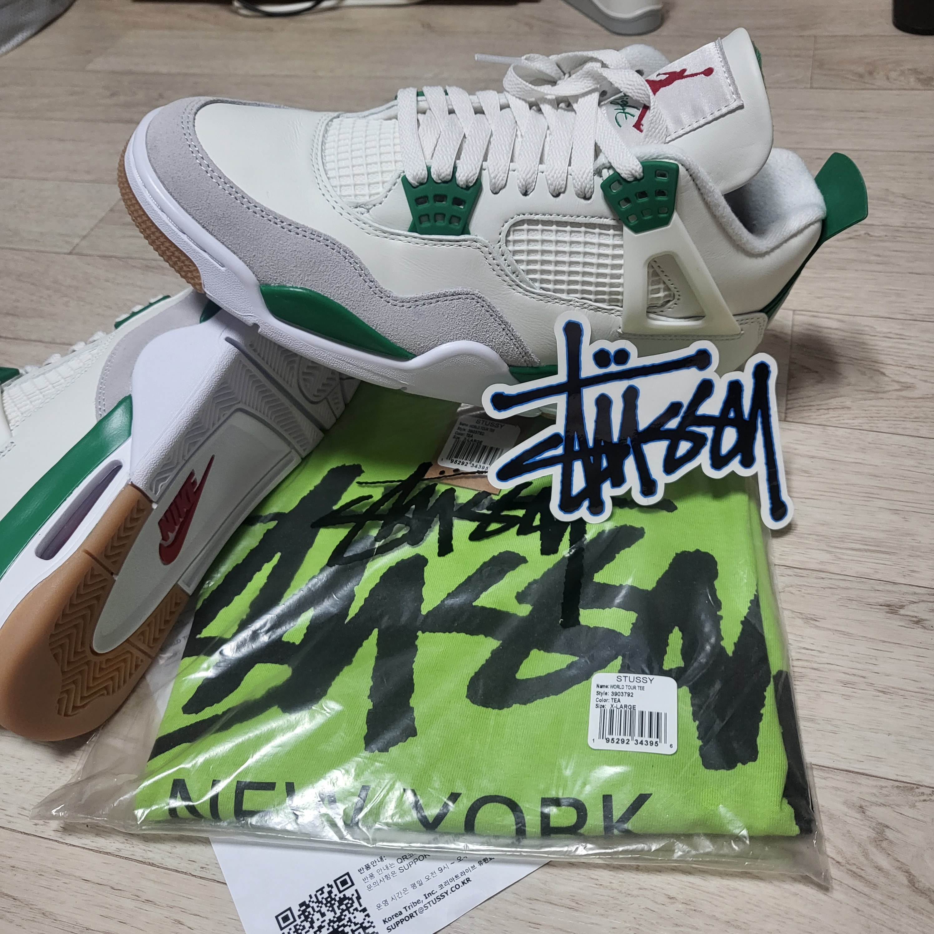 Stussy World Tour T-Shirt Tea 2023, Jordan 4 x Nike SB Retro SP Pine Green 착용 스타일 - 2