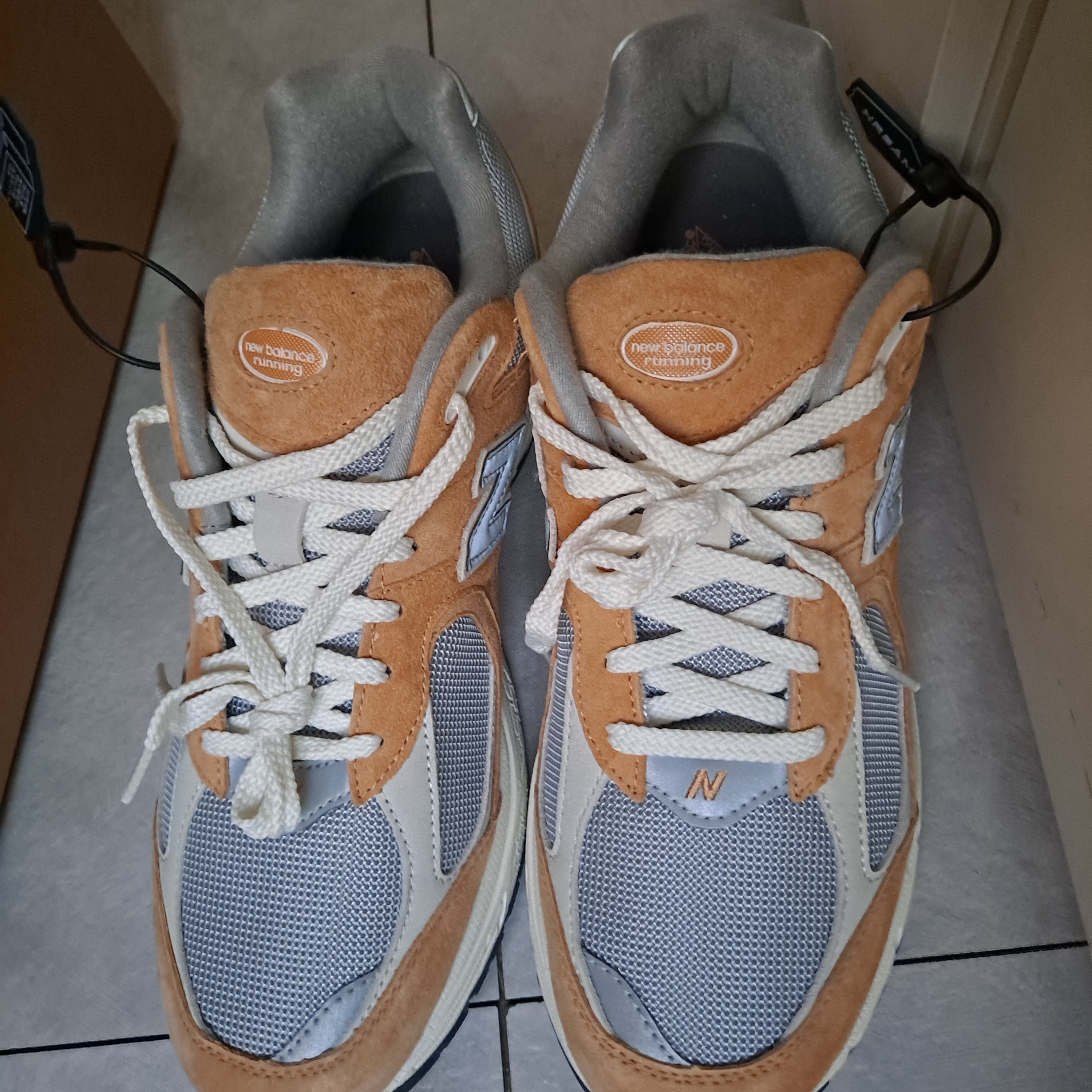 New Balance 2002R Special Vintage Beige 착용 스타일