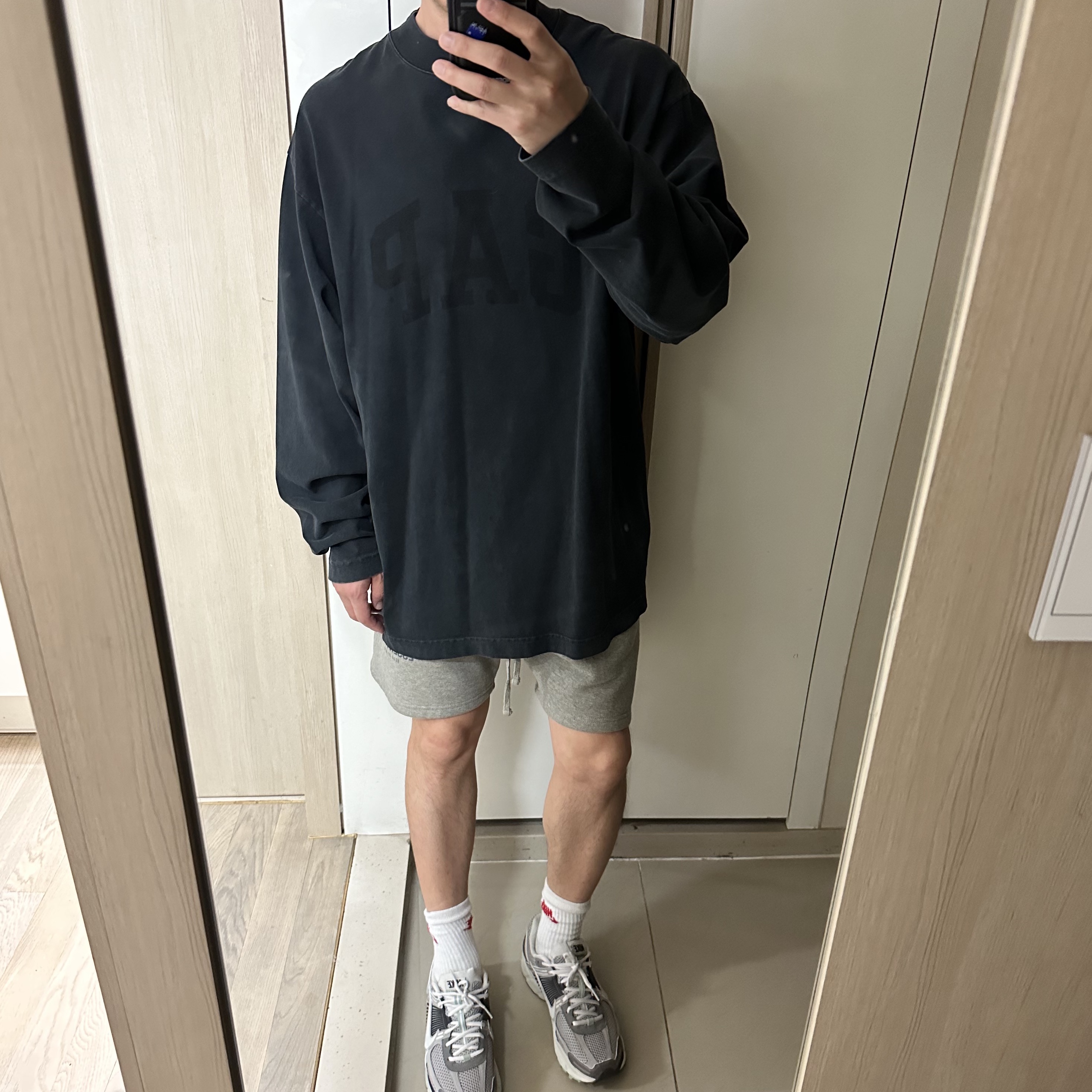 Nike x Peaceminusone LS T-Shirt Black (DR0098-010), Yeezy Gap Engineered By Balenciaga Dove Long Sleeve T-Shirt Washed Black 착용 스타일 - 4