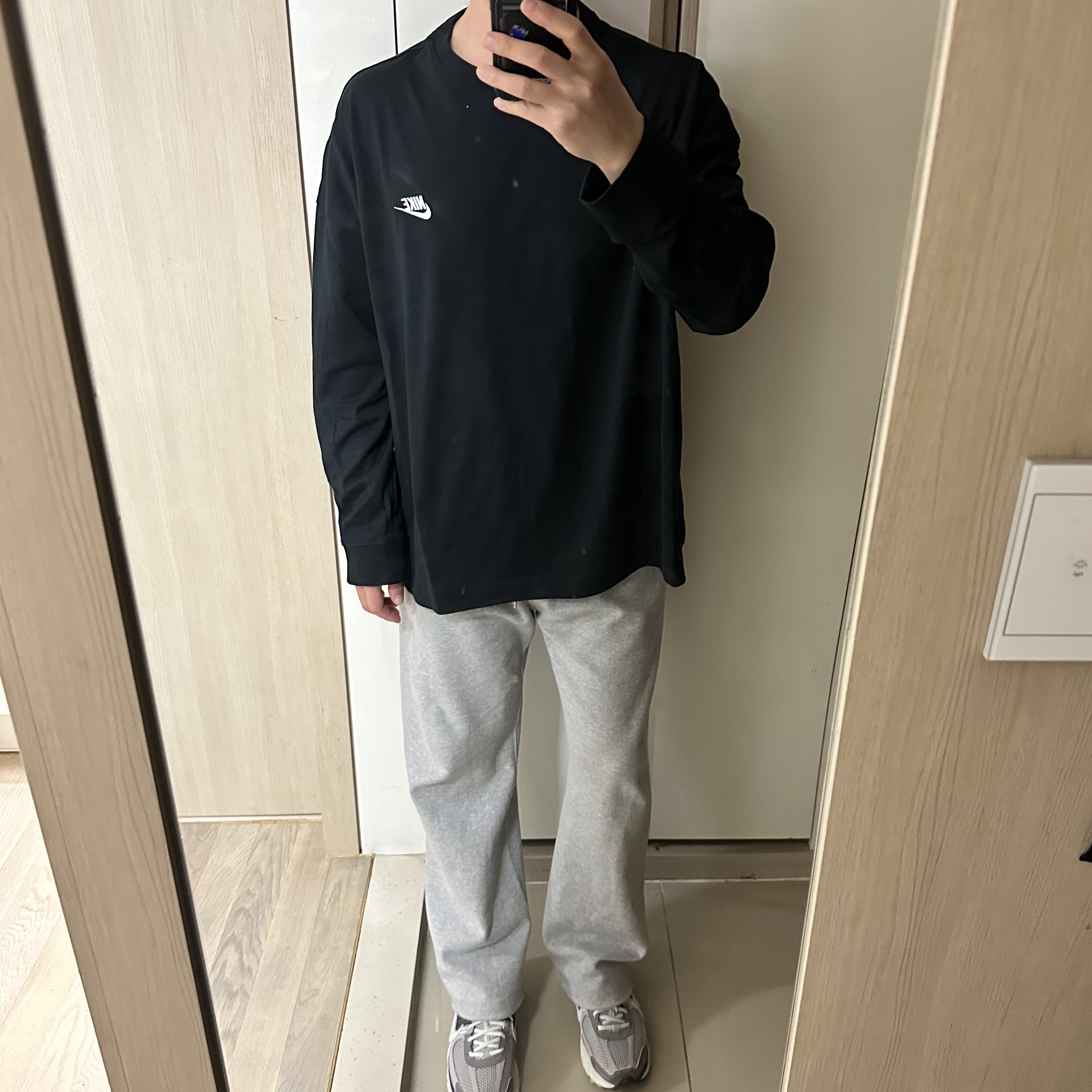 Nike x Peaceminusone LS T-Shirt Black (DR0098-010), Yeezy Gap Engineered By Balenciaga Dove Long Sleeve T-Shirt Washed Black 착용 스타일 - 1