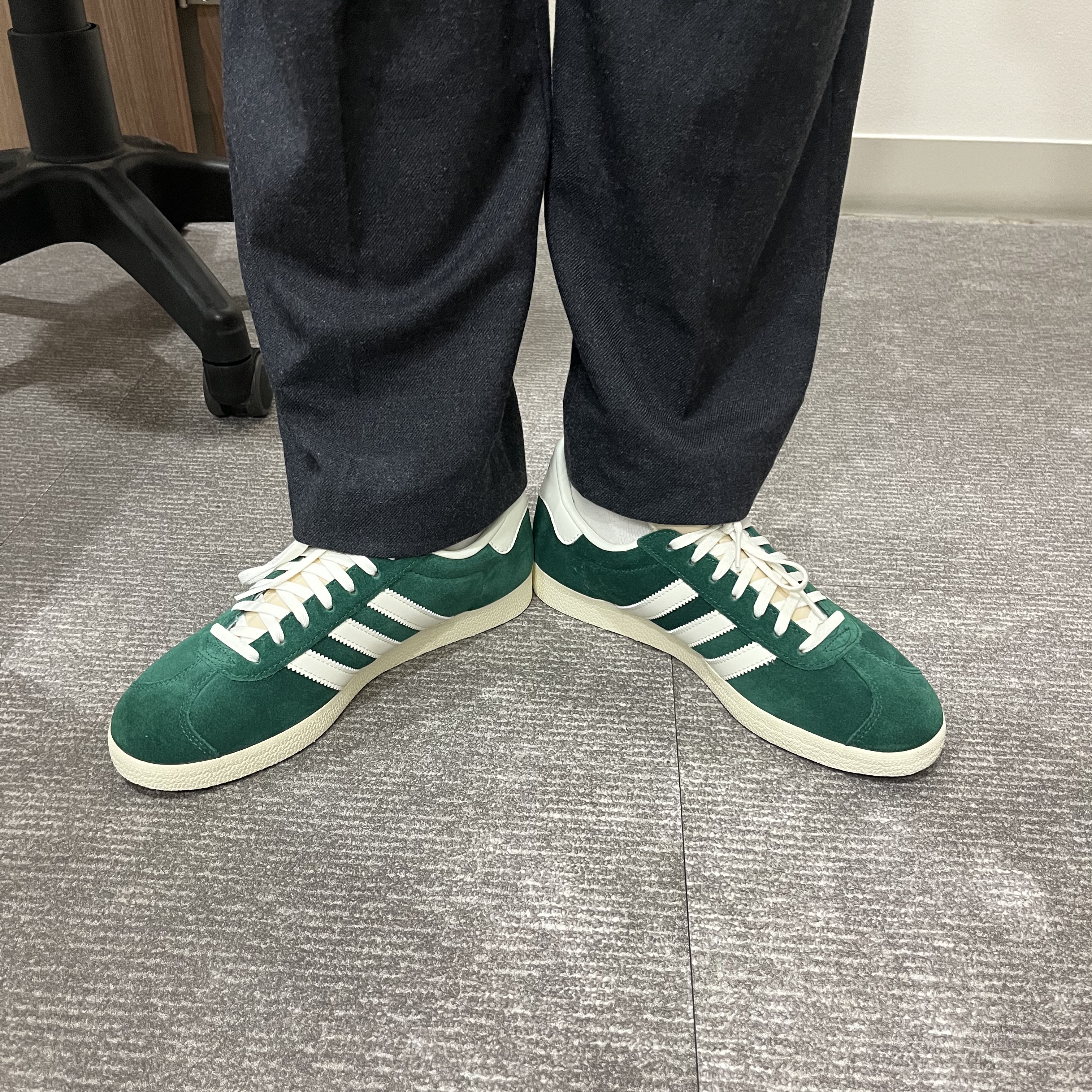 Adidas Gazelle Dark Green Cream White 착용 스타일 - 2