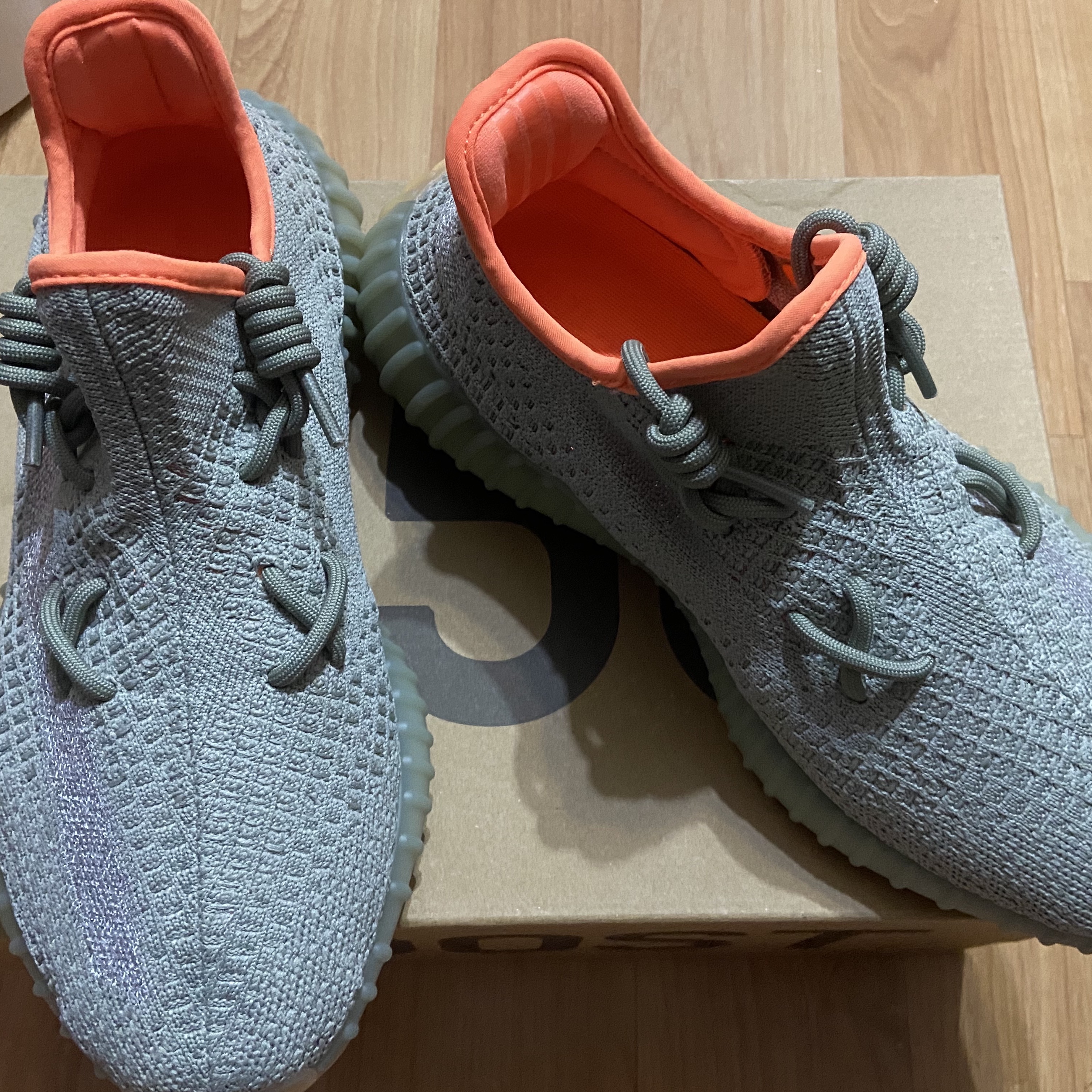 Adidas Yeezy Boost 350 V2 Desert Sage 착용 스타일 - 2