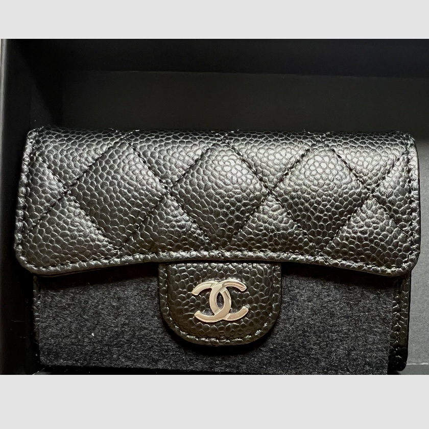 Chanel Classic Card Holder Grained Calfskin & Silver Black 착용 스타일