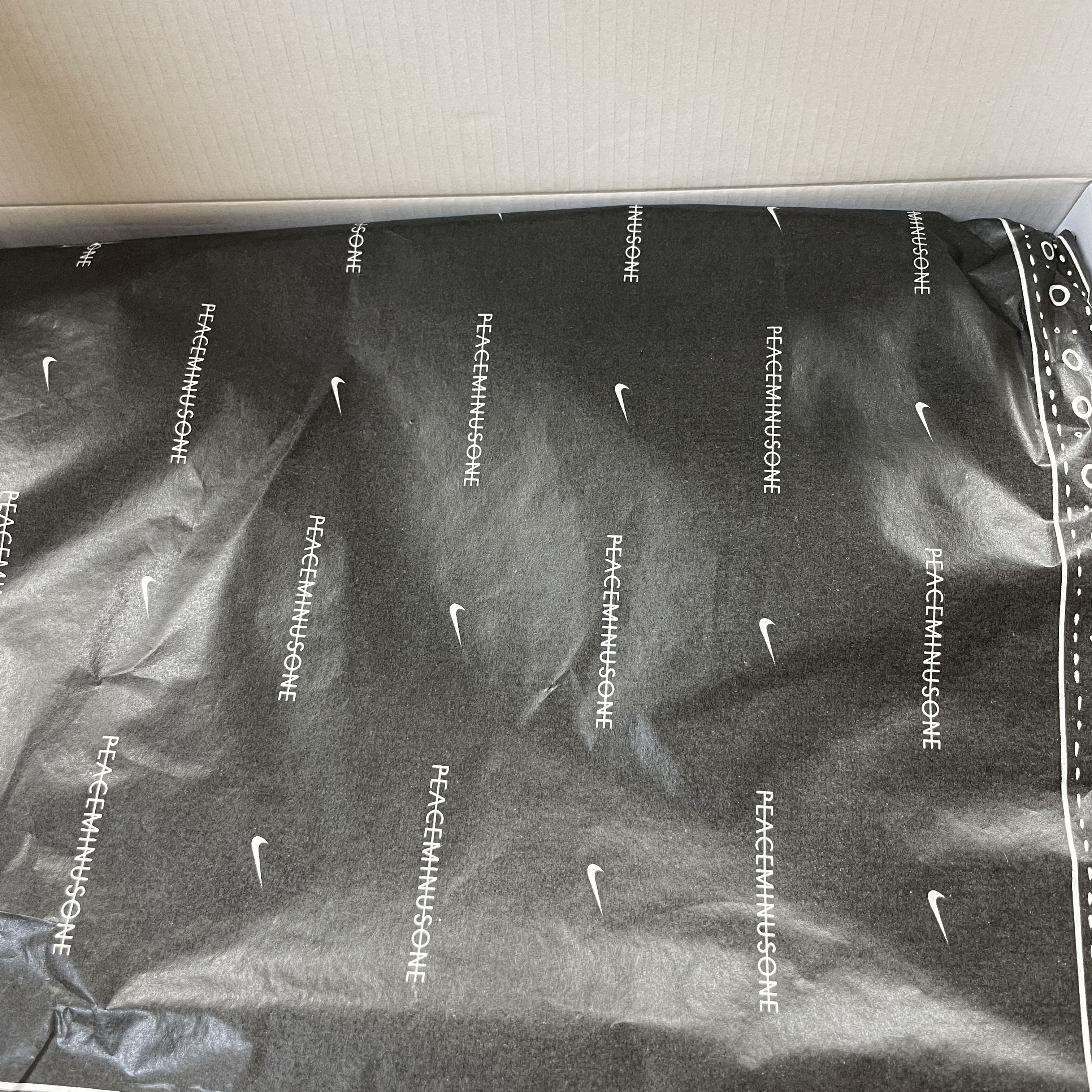 Nike x Peaceminusone Kwondo1 Black and White 착용 스타일 - 2