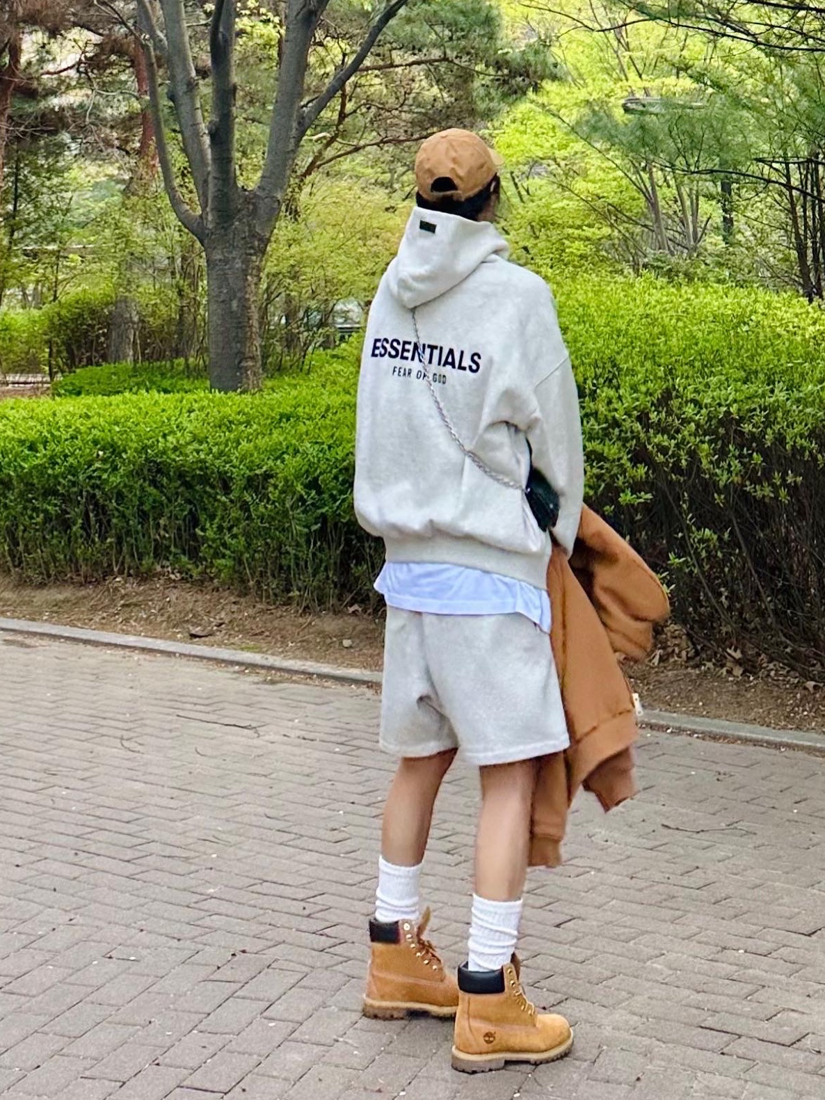 Maison Margiela Small Leather Chain Wallet Black, Essentials 1977 Shorts Light Oatmeal - 22SS 착용 스타일 - 1
