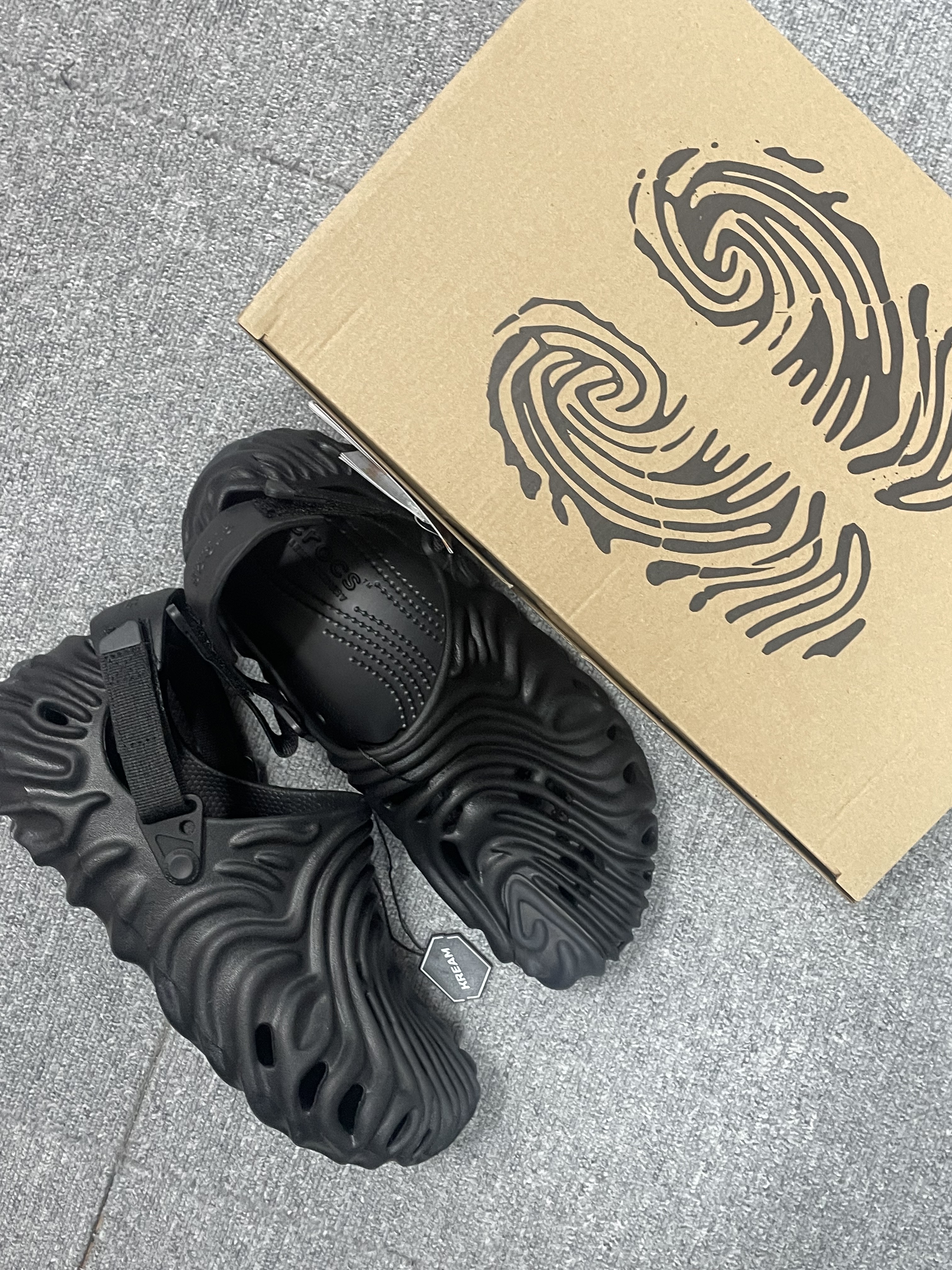 Crocs x Salehe Bembury Pollex Clog Sasquatch 착용 스타일 - 4
